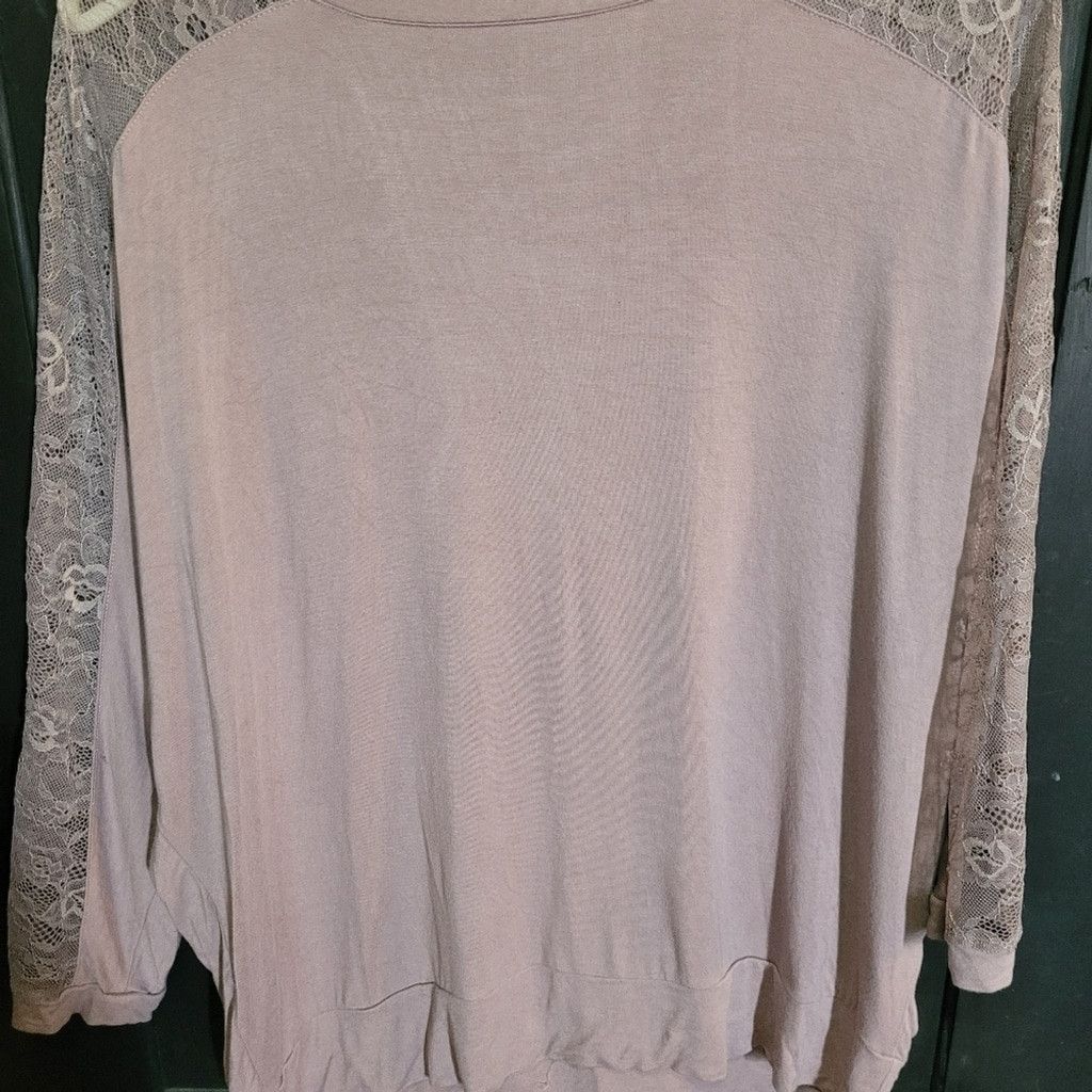 Torrid Torrid , guc shirt with lace on sleeves, Size 00, 12/14 Size XL / US 12-14 / IT 48-50 - 5 Thumbnail