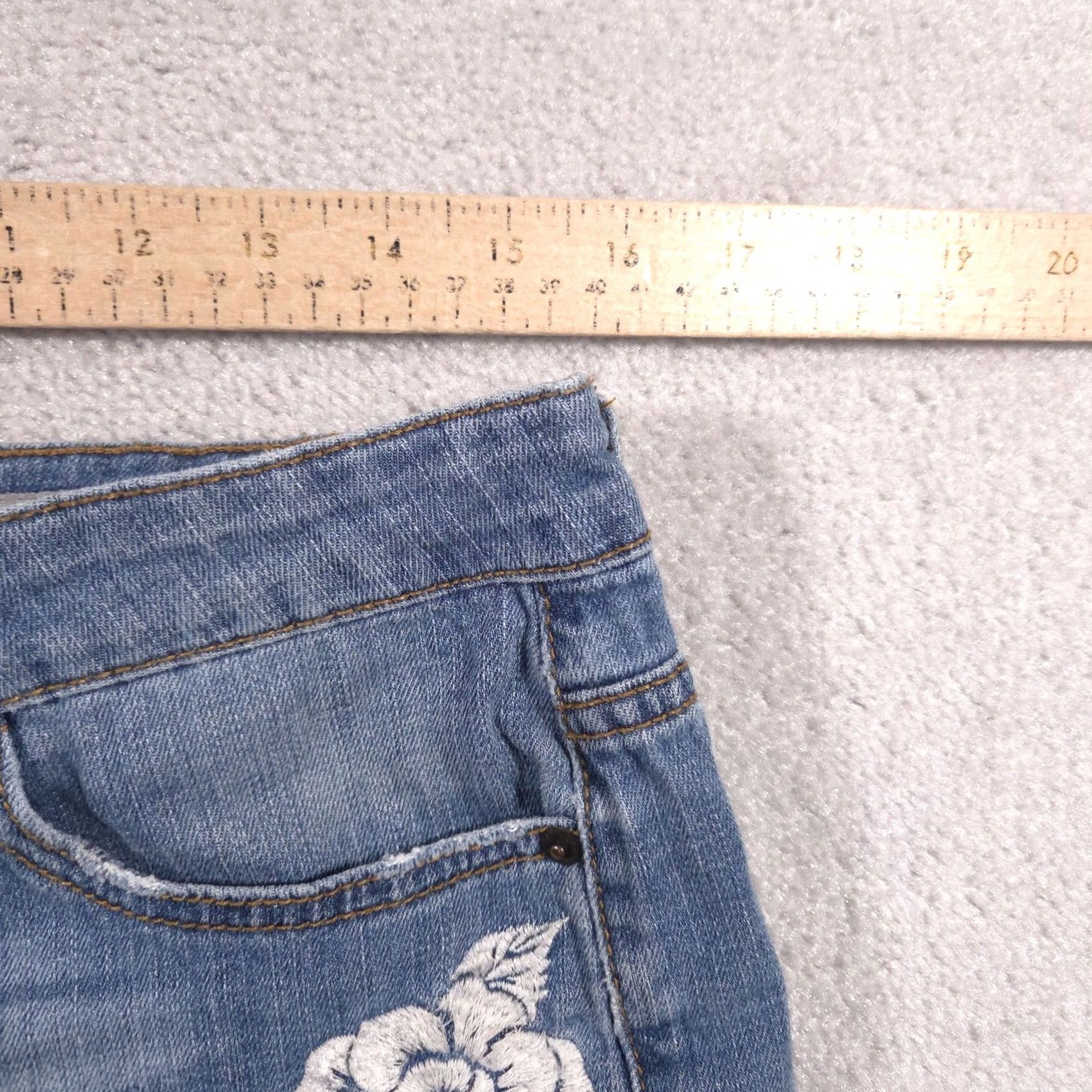 Aeropostale Aeropostale Shorts Womens 6 Blue Denim Embroidered Floral Cutoff Frayed Hem Size 28" / US 6 / IT 42 - 6 Thumbnail