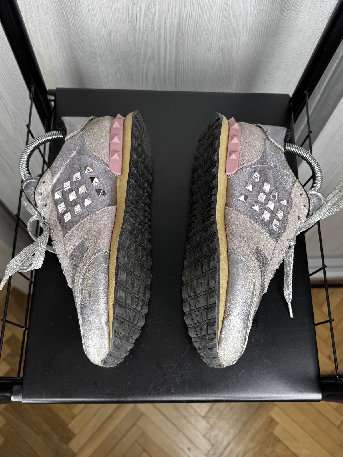 Valentino Valentino Garavani Rockstud grey/silver/pink lowtop sneakers Size US 8 / IT 38 - 16 Thumbnail