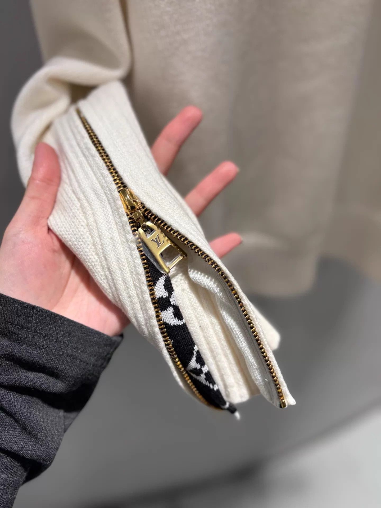 Louis Vuitton LV cream knit sweater with logo cuffs deadstock XXS Size XXS / US 00 / IT 34 - 2 Thumbnail