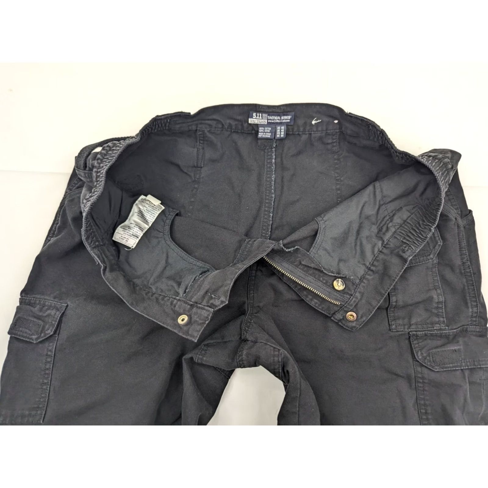 Vintage 5.11 Tactical Cargo Shorts Men 37 Black Cotton Canvas Stretch Pockets Utility mid rise 8.5in Regular Size US 37 - 6 Thumbnail