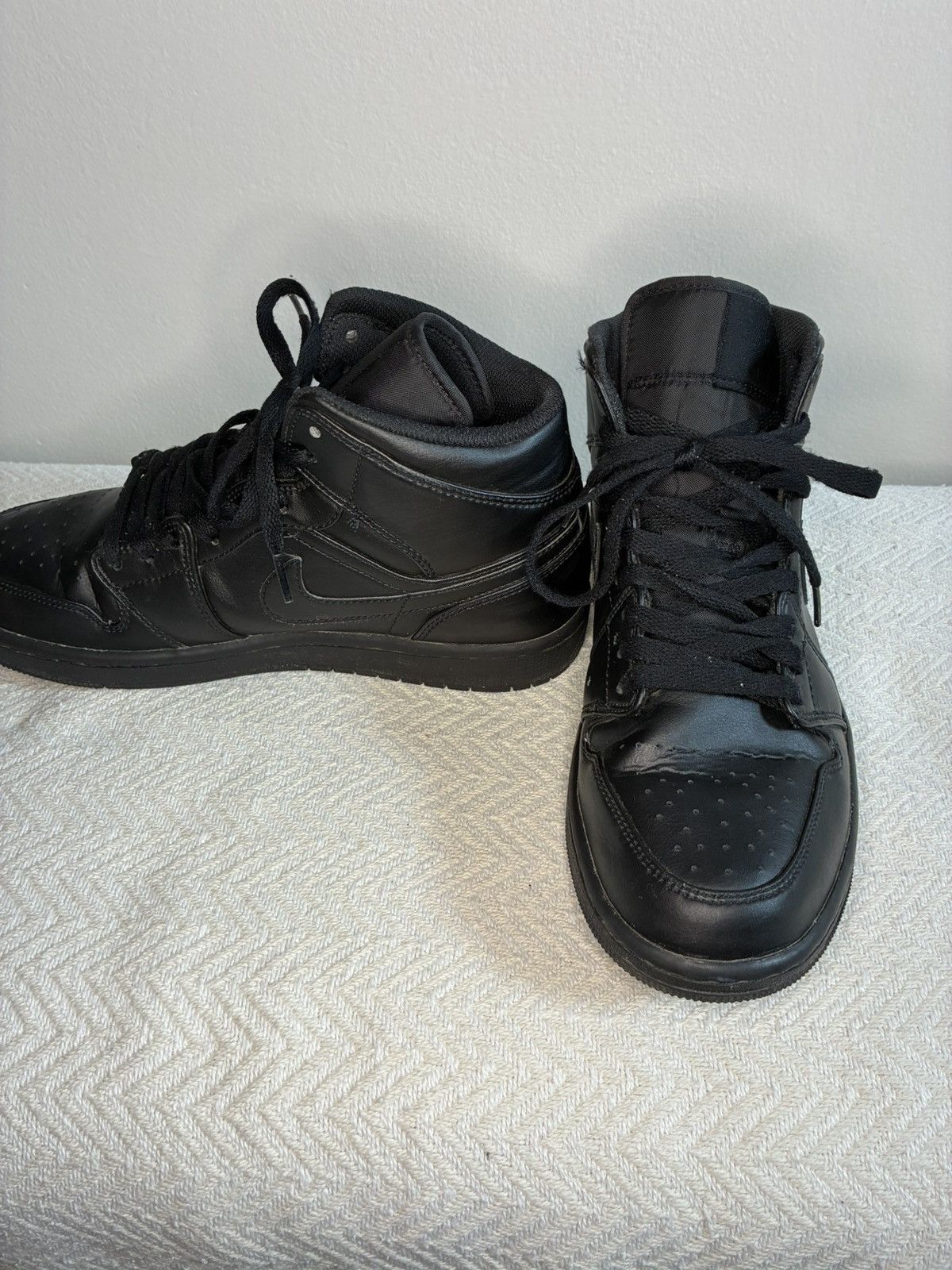 Jordan Brand Air Jordan 1 Mid "Triple Black" Size US 9 / EU 42 - 4 Thumbnail