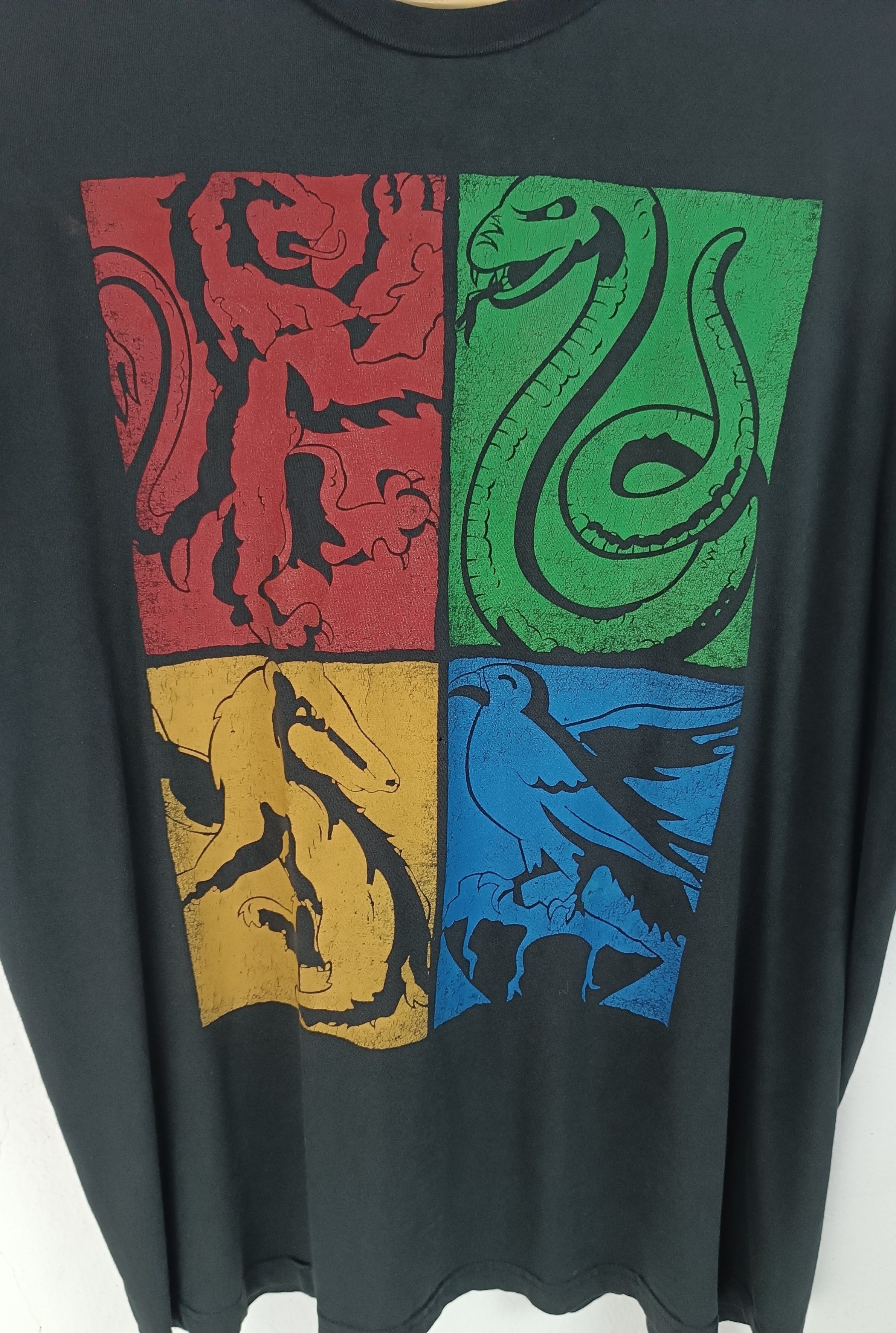 Vintage THRASHED FADED VINTAGE HARRY POTTER HOUSES TEE GRYFFINDOR Size US L / EU 52-54 / 3 - 6 Thumbnail