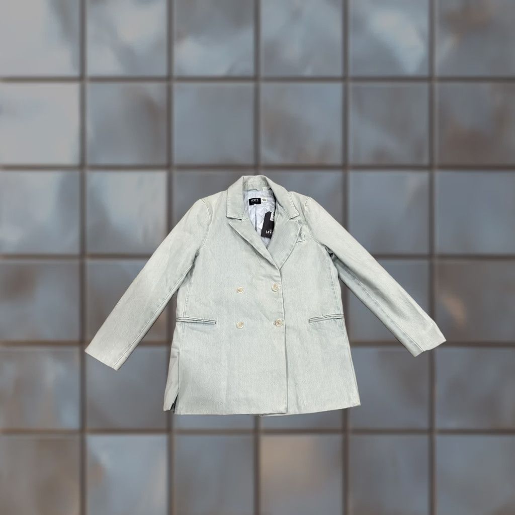 Levi's NWT Levi’s Made & Crafted Light Wash Denim Women’s Jacket Blazer Double Breast M Jacket Women Blue 80s Vintage N/A Size M / US 6-8 / IT 42-44 - 1 Thumbnail
