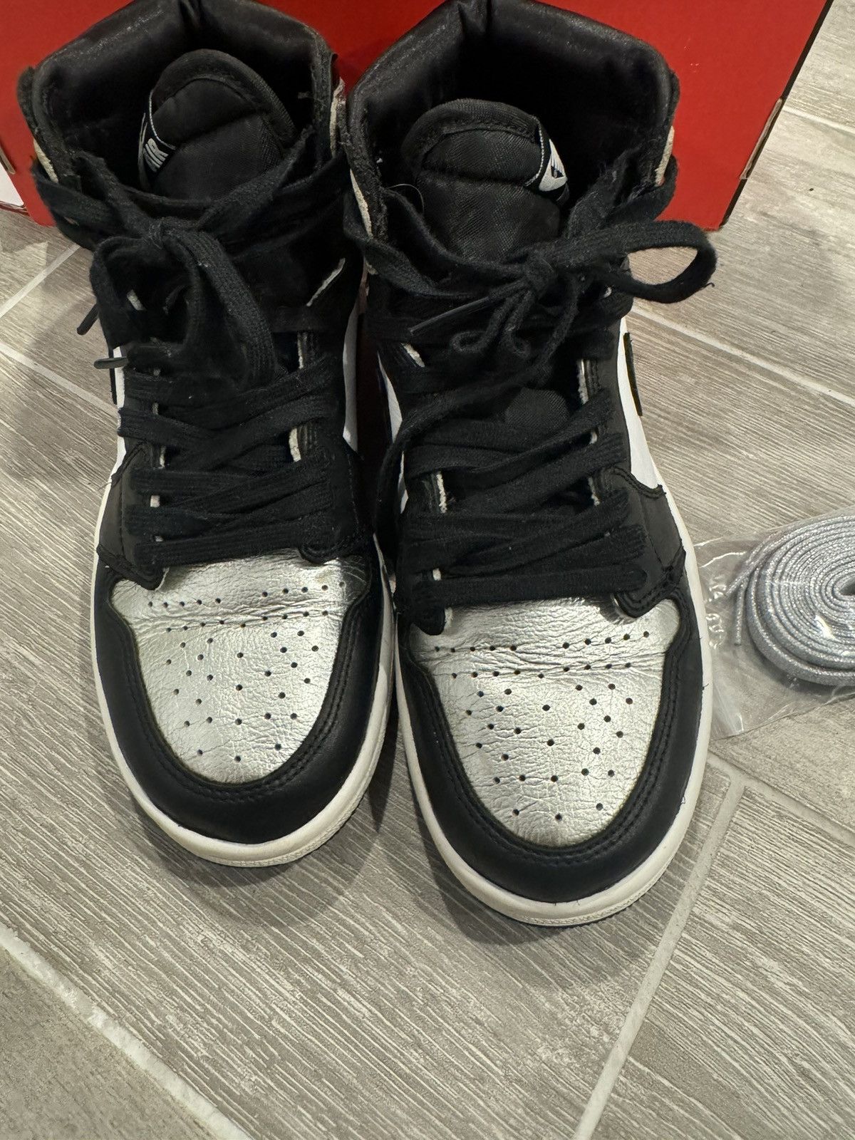 Nike Jordan 1 Retro High Silver Toe (Women's) Size US 6.5 / IT 36.5 - 3 Thumbnail