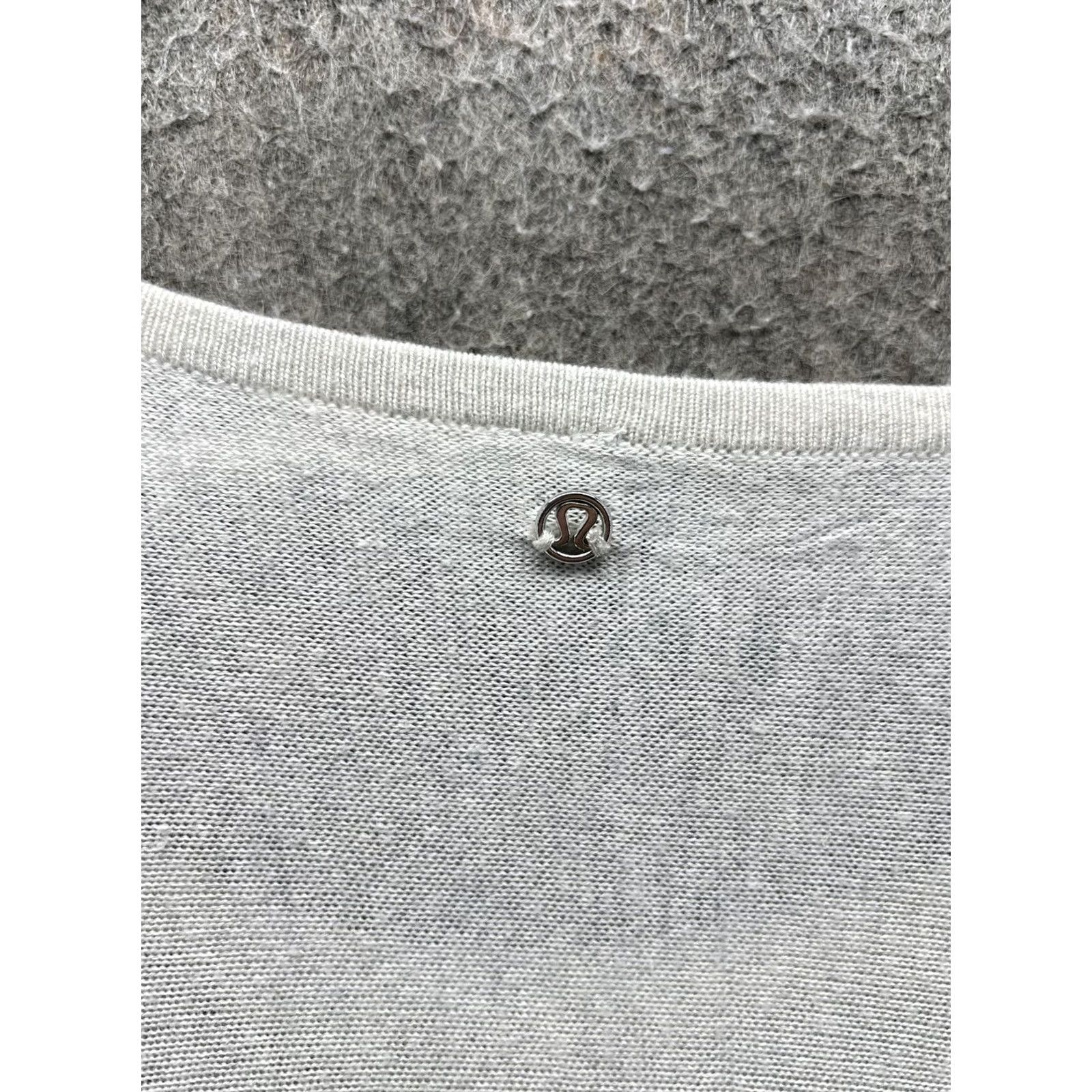 Lululemon Lululemon Shirt Womens Small Gray Long Sleeve Scoop Neck Lightweight Yoga Top Size S / US 4 / IT 40 - 2 Thumbnail
