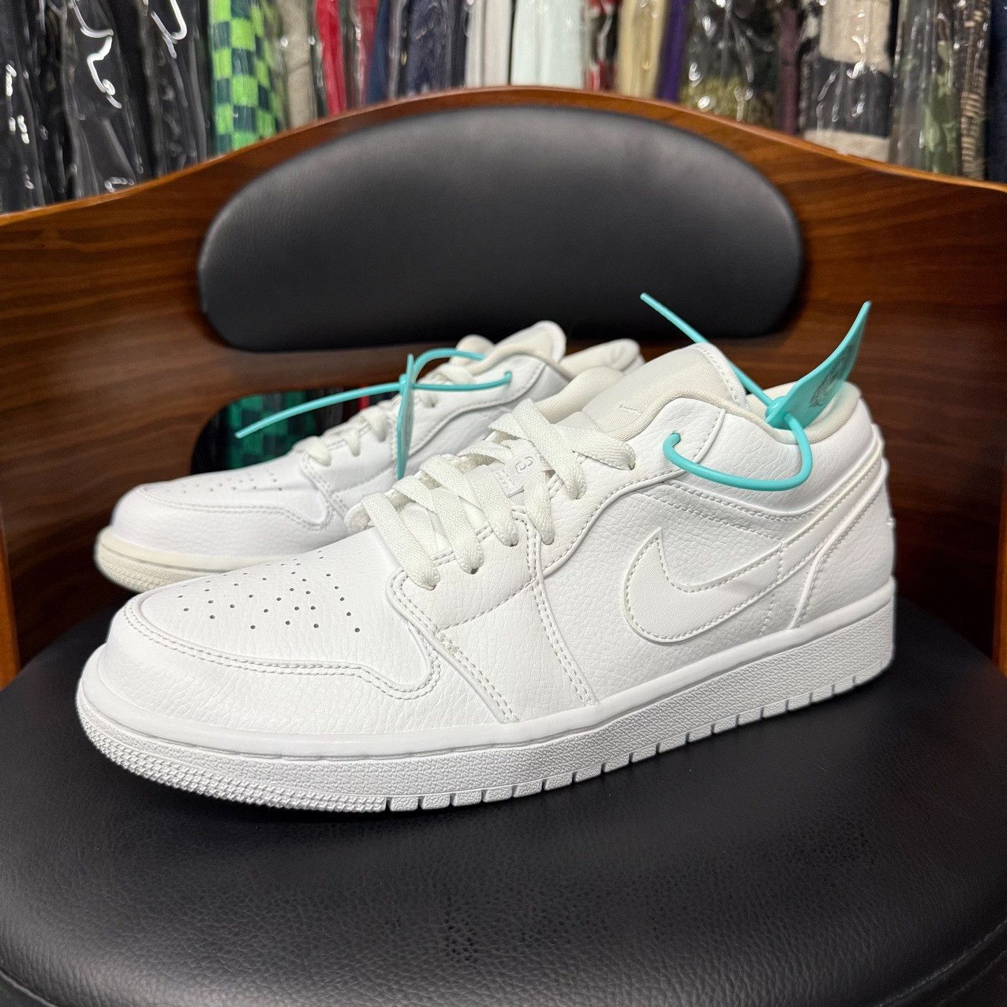 Nike Nike AJ1 White Lowtop Sneakers 9.5 Men Size US 9.5 / EU 42-43 - 1 Thumbnail