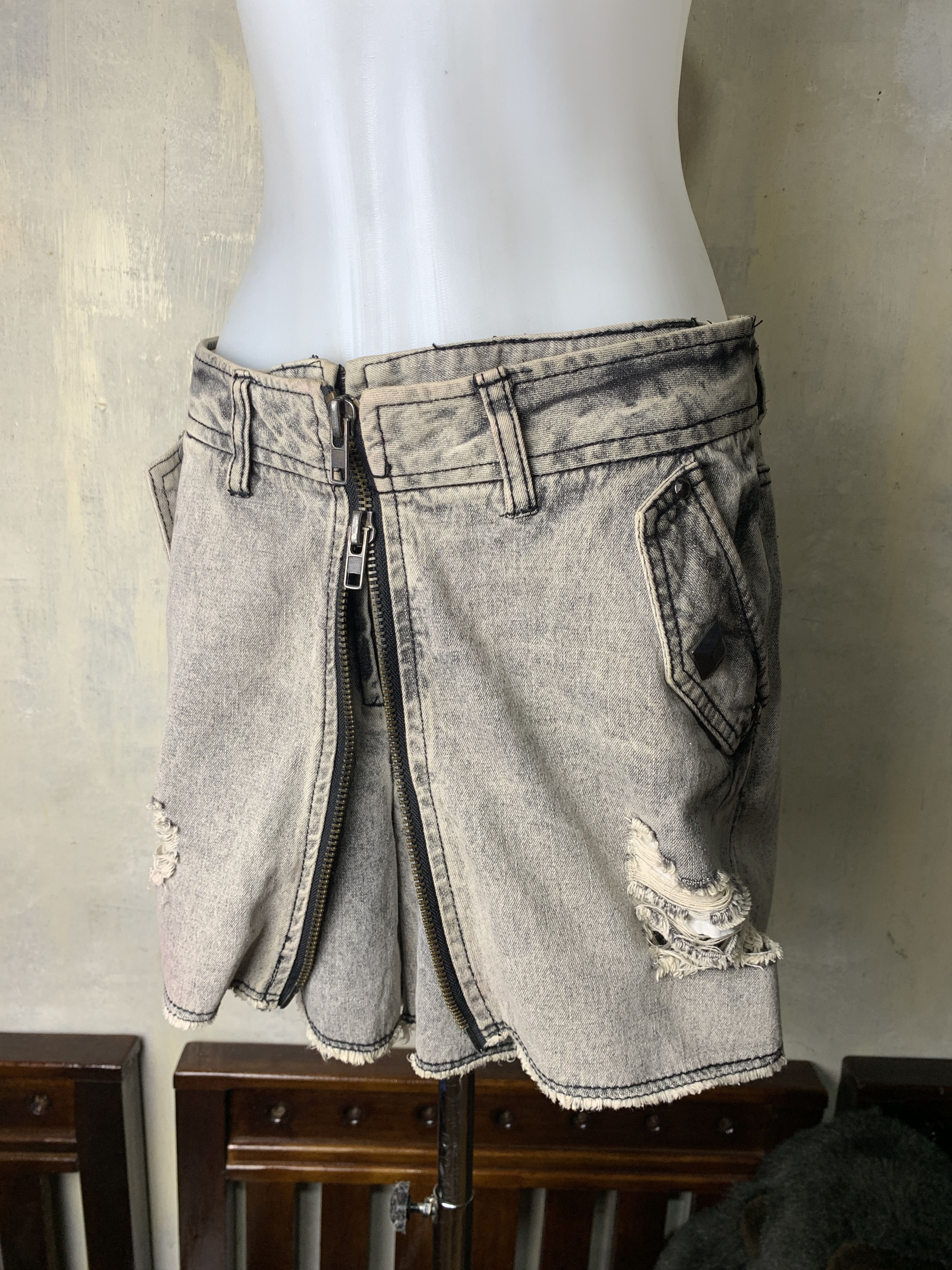 Dig Deep Dig Deep Japan Washed Gray Zip up Skorts (31) Size 31" - 2 Thumbnail