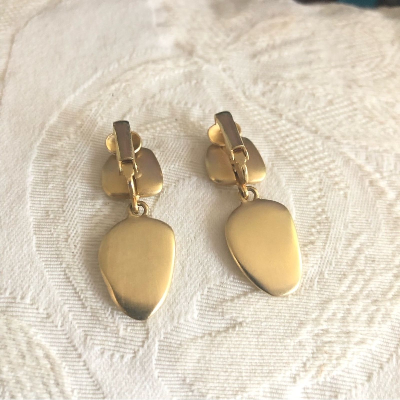 Vintage Vintage matte gold dangle clip on earrings Size ONE SIZE - 4 Thumbnail