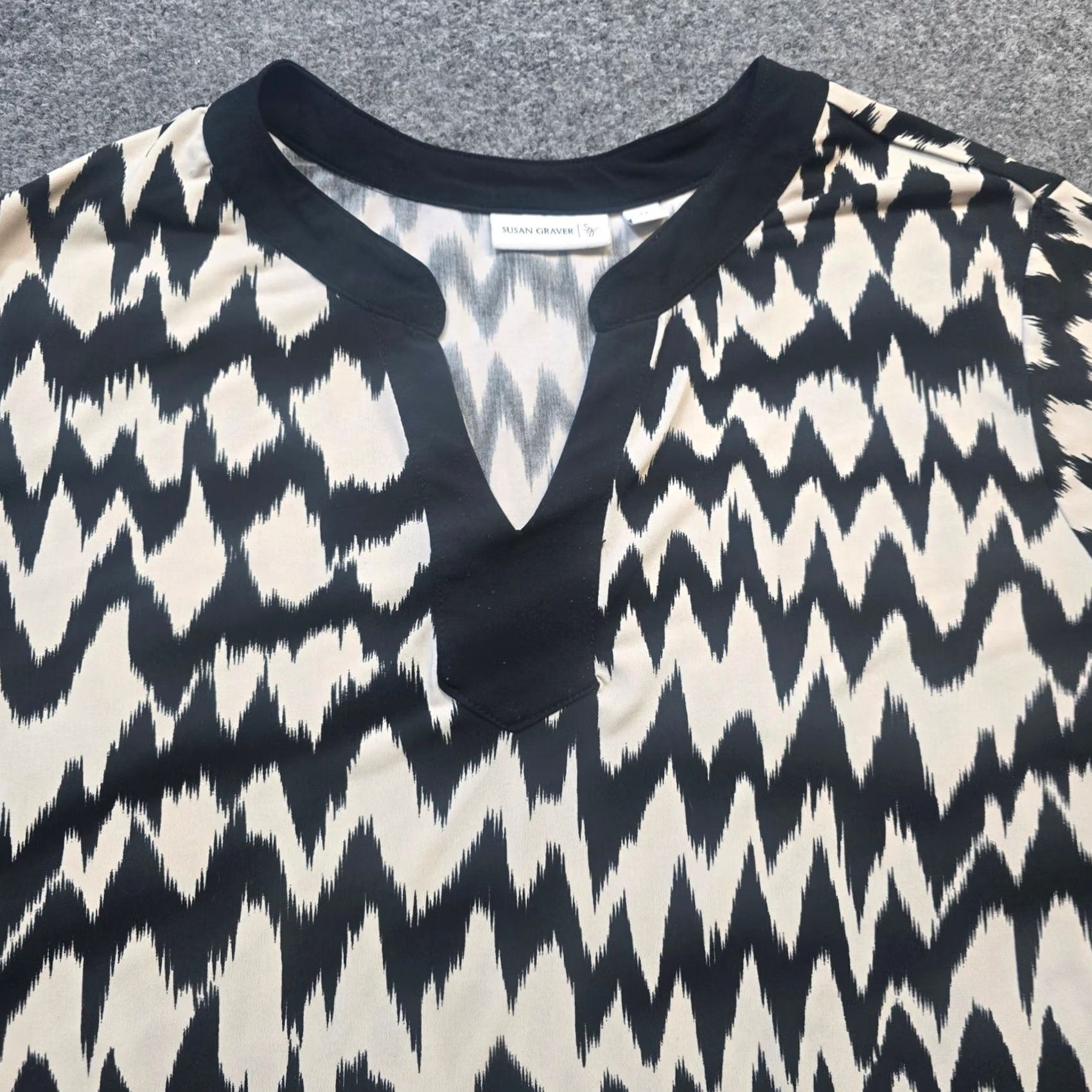 Vintage Susan Graver Top Women 2X Black Green Ikat Stretchy V-Neck Casual Career Shirt Womens Size XXL / US 16-18 / IT 52-54 - 2 Thumbnail
