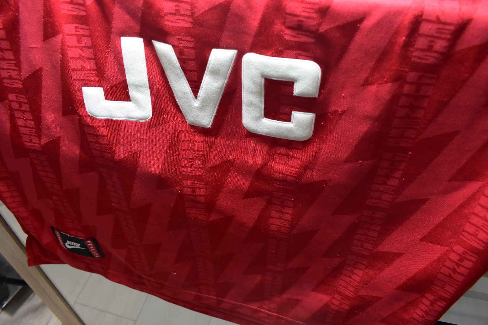 Nike GUNNERS 1995-96 NIKE ARSENAL FC Home Football Shirt (SIZE L) Size US L / EU 52-54 / 3 - 9 Thumbnail