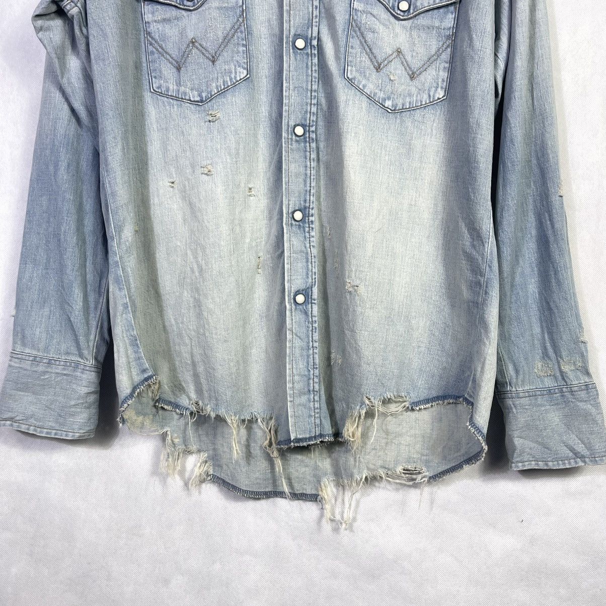 Japanese Brand × Wrangler Wrangler x Azul Distressed Design Denim Pearl Snap Shirt Size US L / EU 52-54 / 3 - 4 Thumbnail