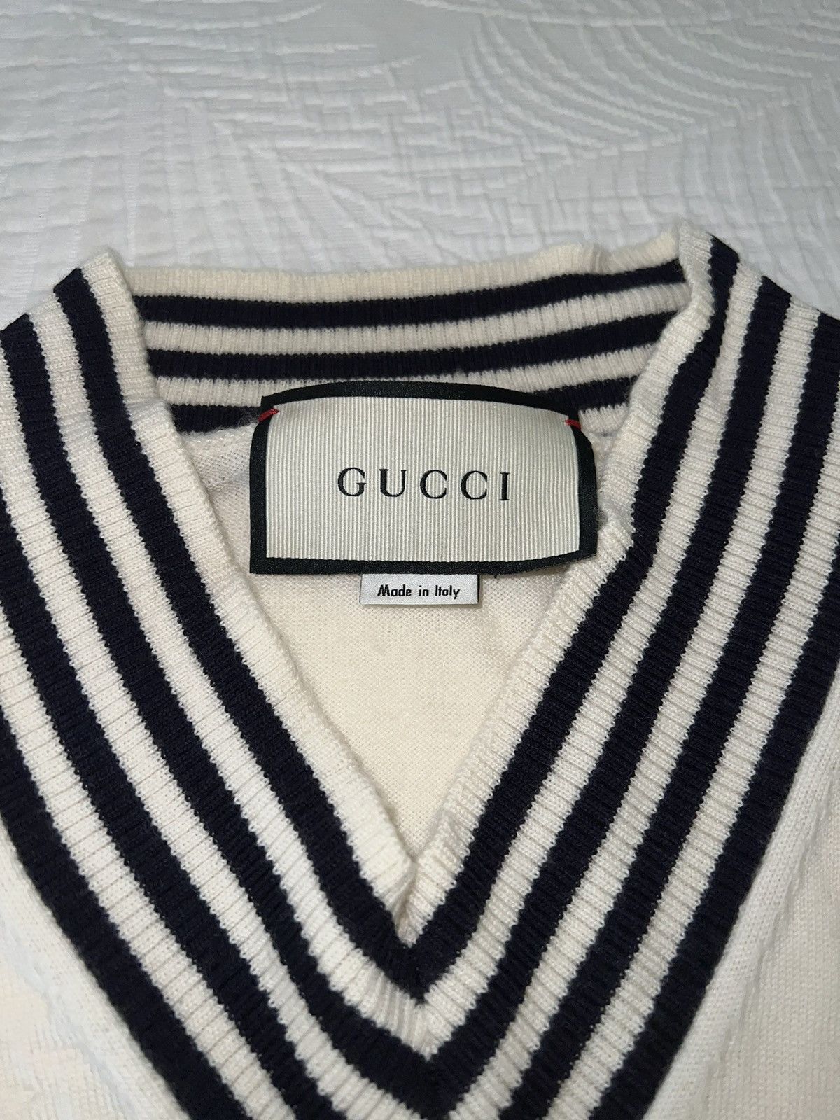 Gucci Gucci V-Neck Wool Knit Sweater with Bee Embroidery Size US M / EU 48-50 / 2 - 2 Thumbnail