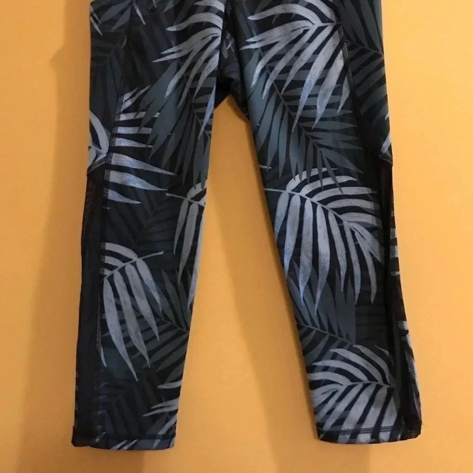 Old Navy Old Navy Active Go Dry Palm Leaf Cropped Mesh Leggings Sz S Size 26" / US 2 / IT 38 - 9 Thumbnail