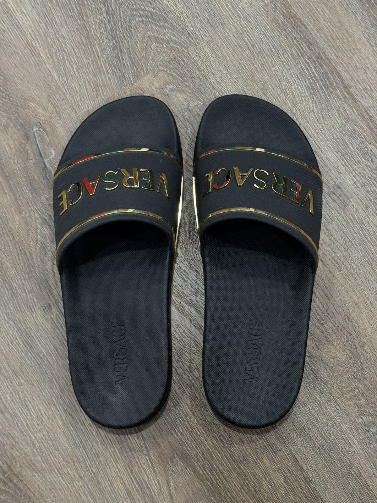 Versace VERSACE logo-embossed slides Size US 10 / EU 43 - 4 Thumbnail