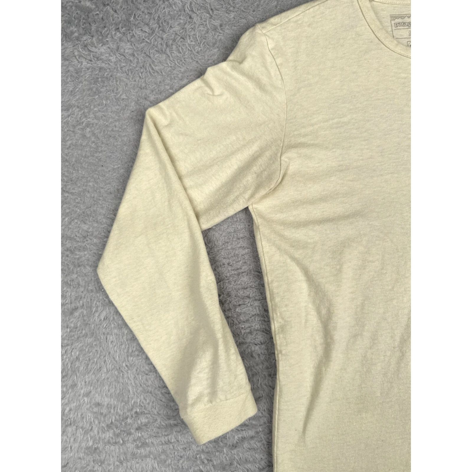 Patagonia Patagonia Shirt Mens Small Yellow Crew Neck Long Sleeve P-6 Logo Tagless Tee Size US S / EU 44-46 / 1 - 3 Thumbnail