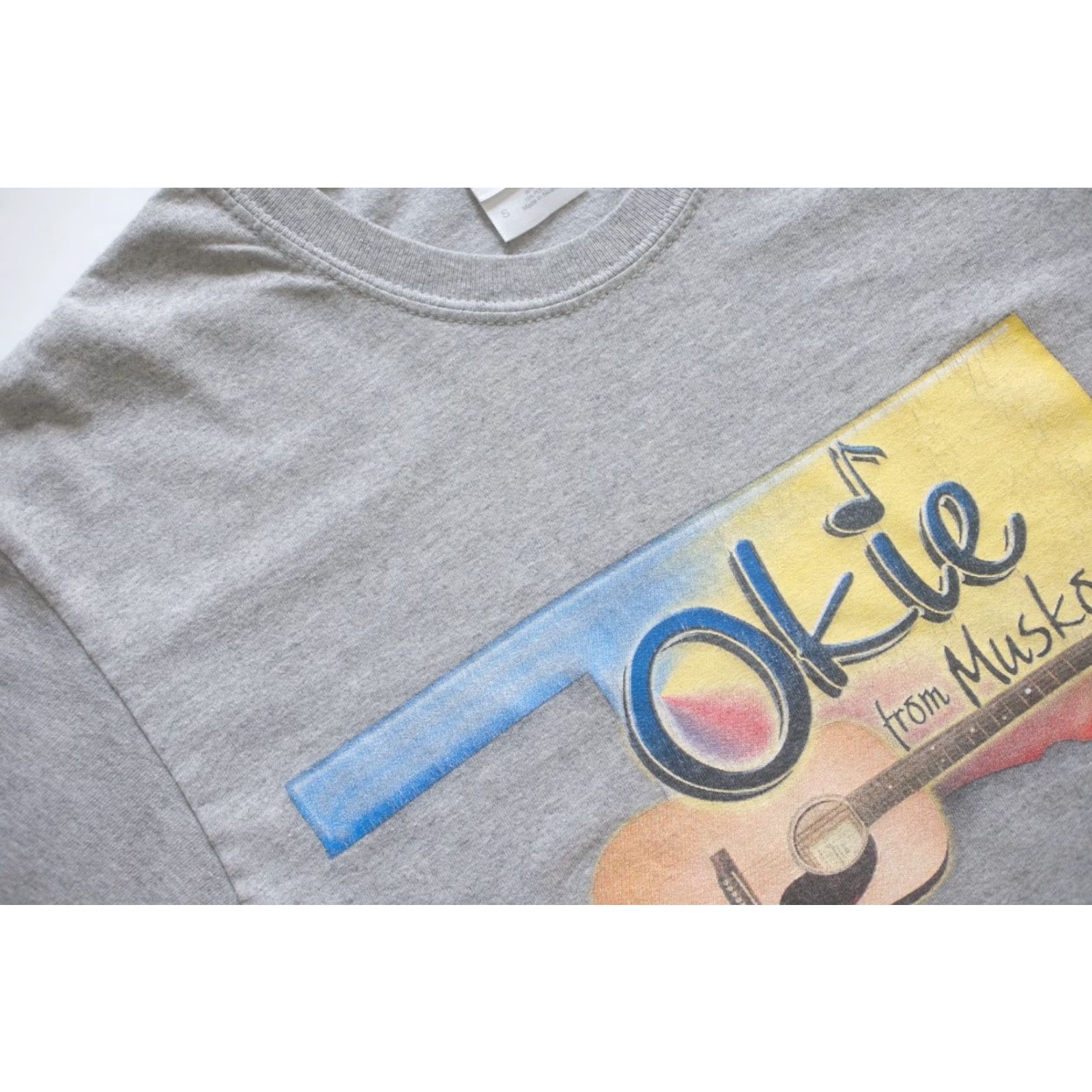 Gildan VINTAGE MERLE HAGGARD Y2K 90s RETRO COUNTRY OKIE FROM MUSKOGEE GUITAR T SHIRT SZ S Mens Size US S / EU 44-46 / 1 - 5 Thumbnail