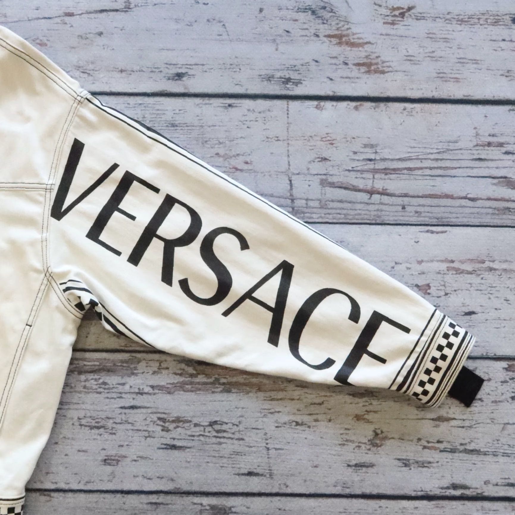 Versace VINTAGE Versace Denim Trucker Jacket Size 46 Size US S / EU 44-46 / 1 - 5 Thumbnail