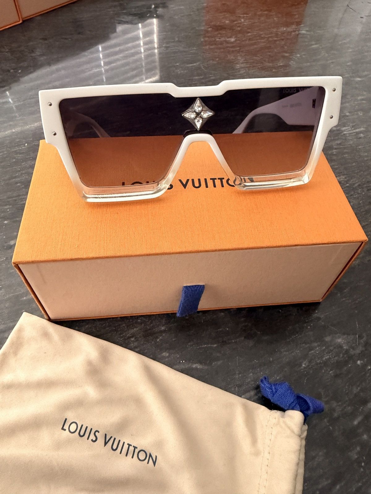 Louis Vuitton Louis Vuitton White cyclone Sunglasses E Size ONE SIZE - 1 Thumbnail