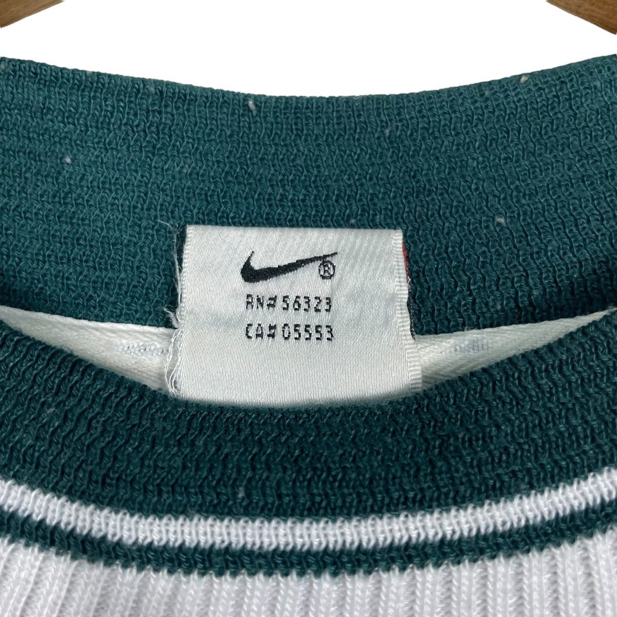 Nike Vintage Nike Swoosh Small Logo Sweater Size US L / EU 52-54 / 3 - 12 Thumbnail