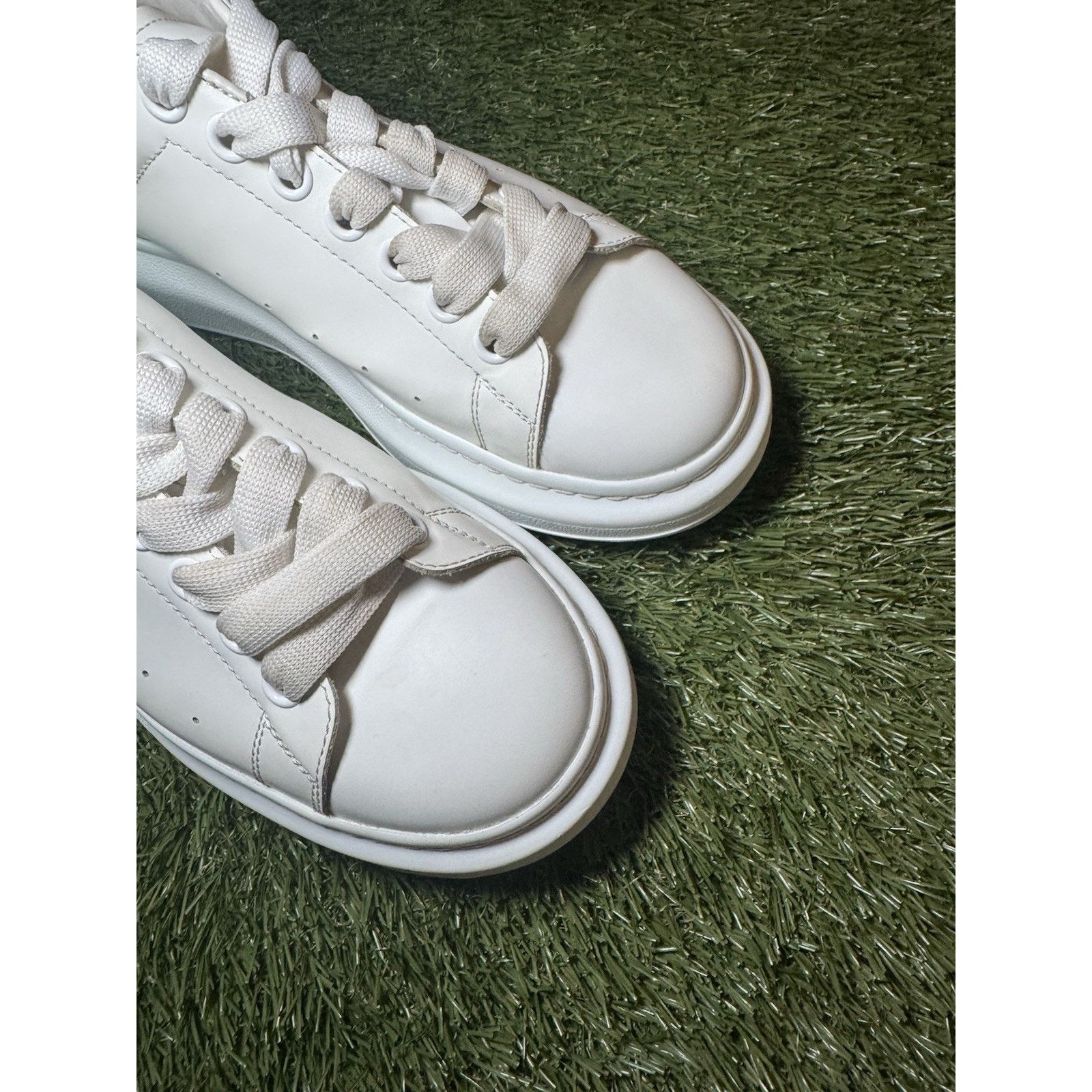 Alexander McQueen Alexander McQueen Oversized White Sneakers Size 41 / 8 Men’s Size US 8 / EU 41 - 4 Thumbnail