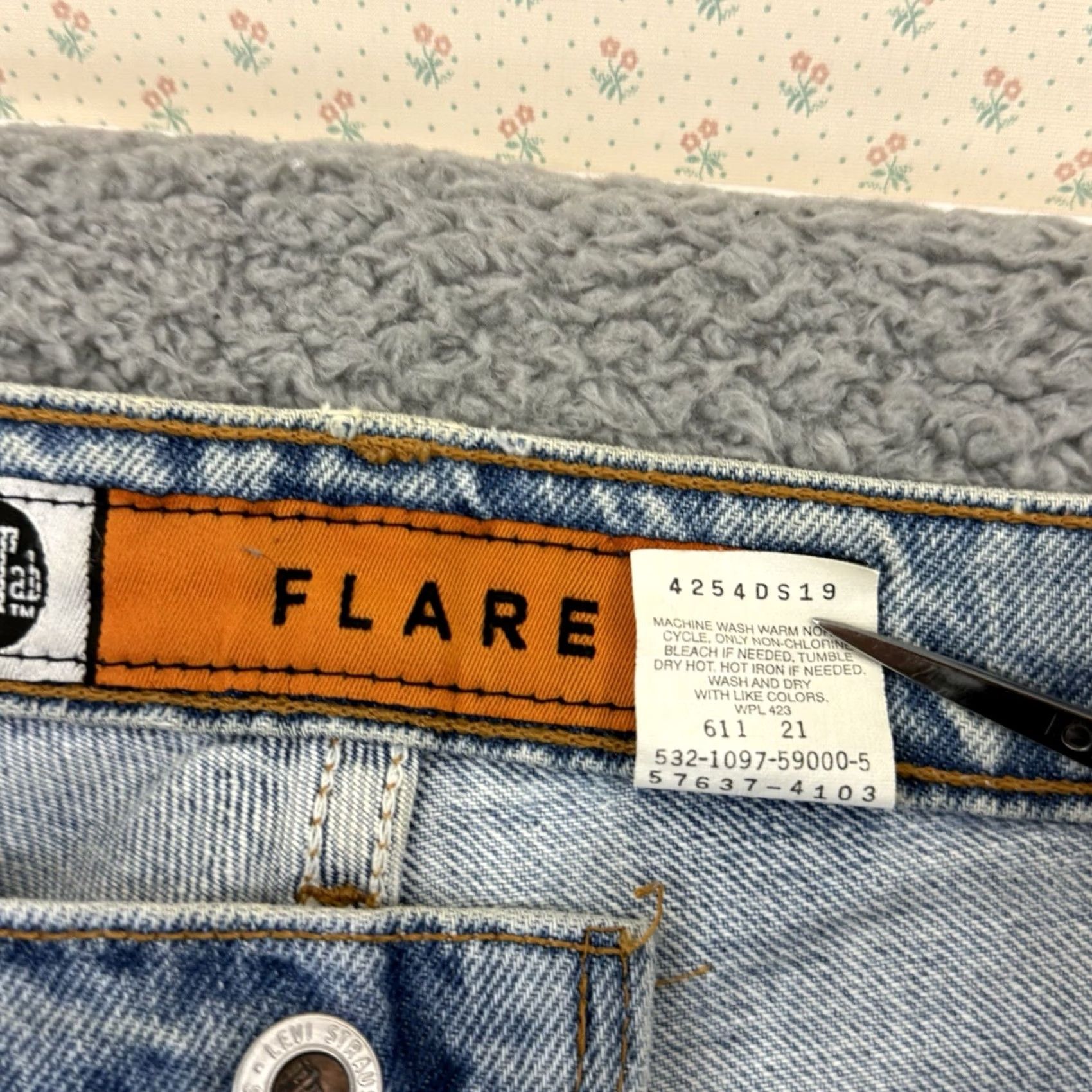 Levi's VINTAGE Levi's Silvertab Jeans Womens Jeans 90s Blue USA Flag Flare Leg 13 Juniors Denim Zip Waist 32 Inseam 32 Pockets Logo Size 34" / US 12 / IT 48 - 6 Thumbnail
