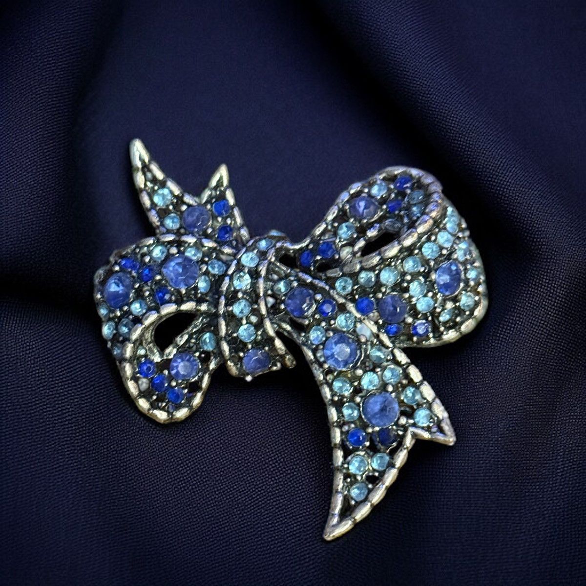 Vintage Vintage silver tone blue rhinestone bow brooch Size ONE SIZE - 1 Thumbnail