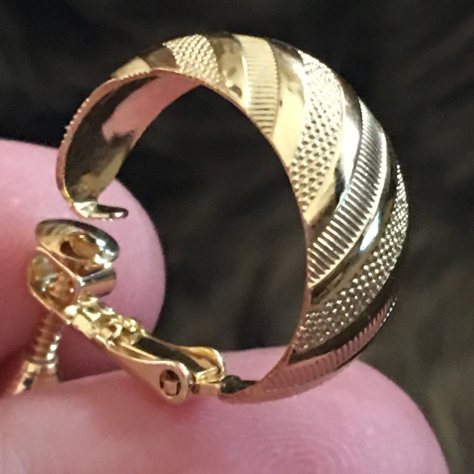 Vintage Vintage gold tone textured hoop screw back clips Size ONE SIZE - 6 Thumbnail