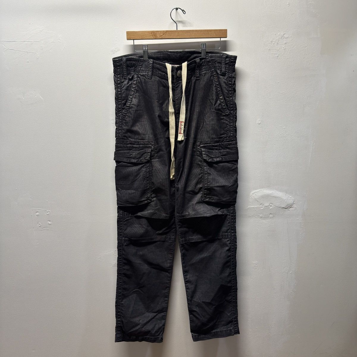 True Religion True Religion Black Cargo Pants Size US 33 - 1 Thumbnail