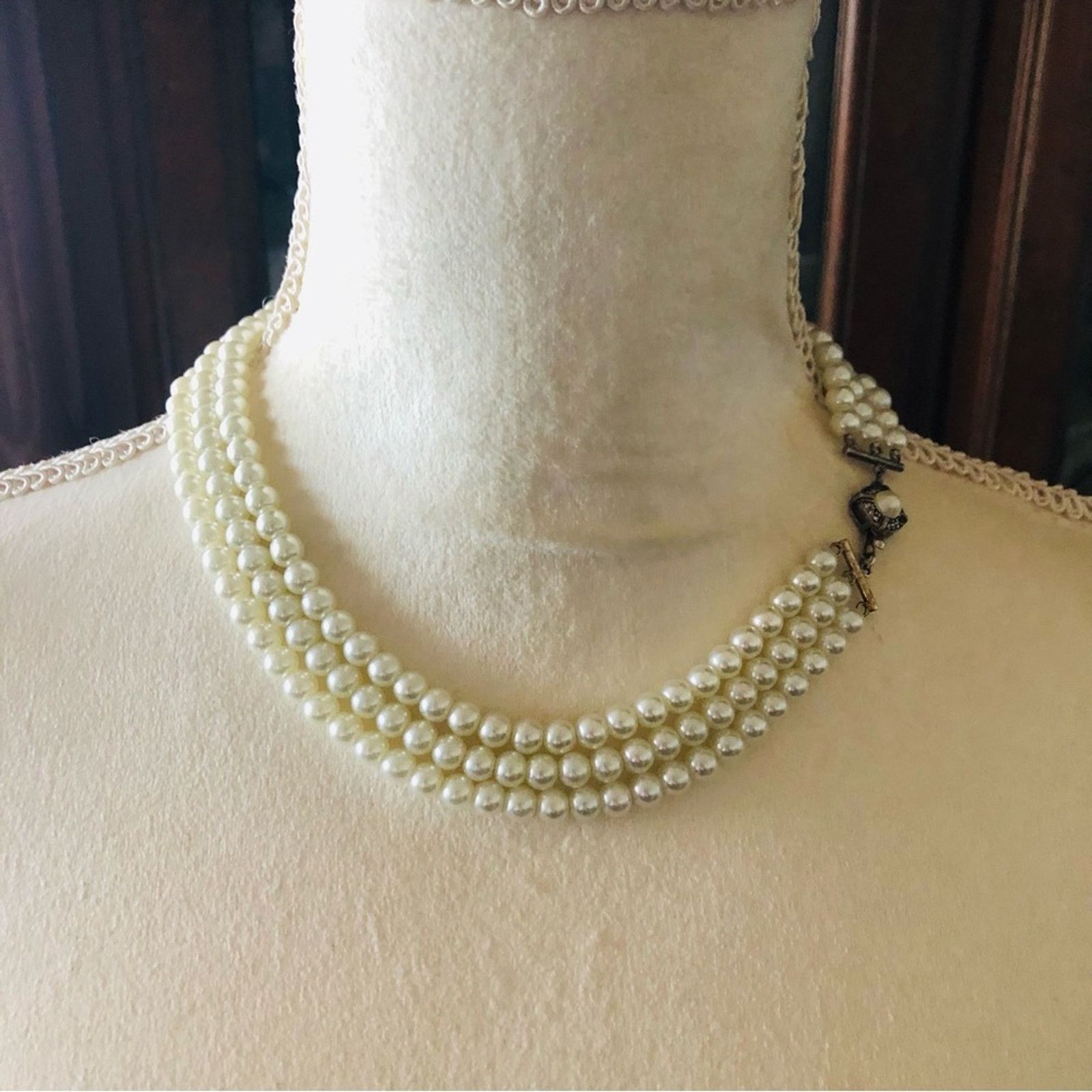 Vintage Vintage Feinberg triple strand white glass pearl necklace Size ONE SIZE - 2 Thumbnail