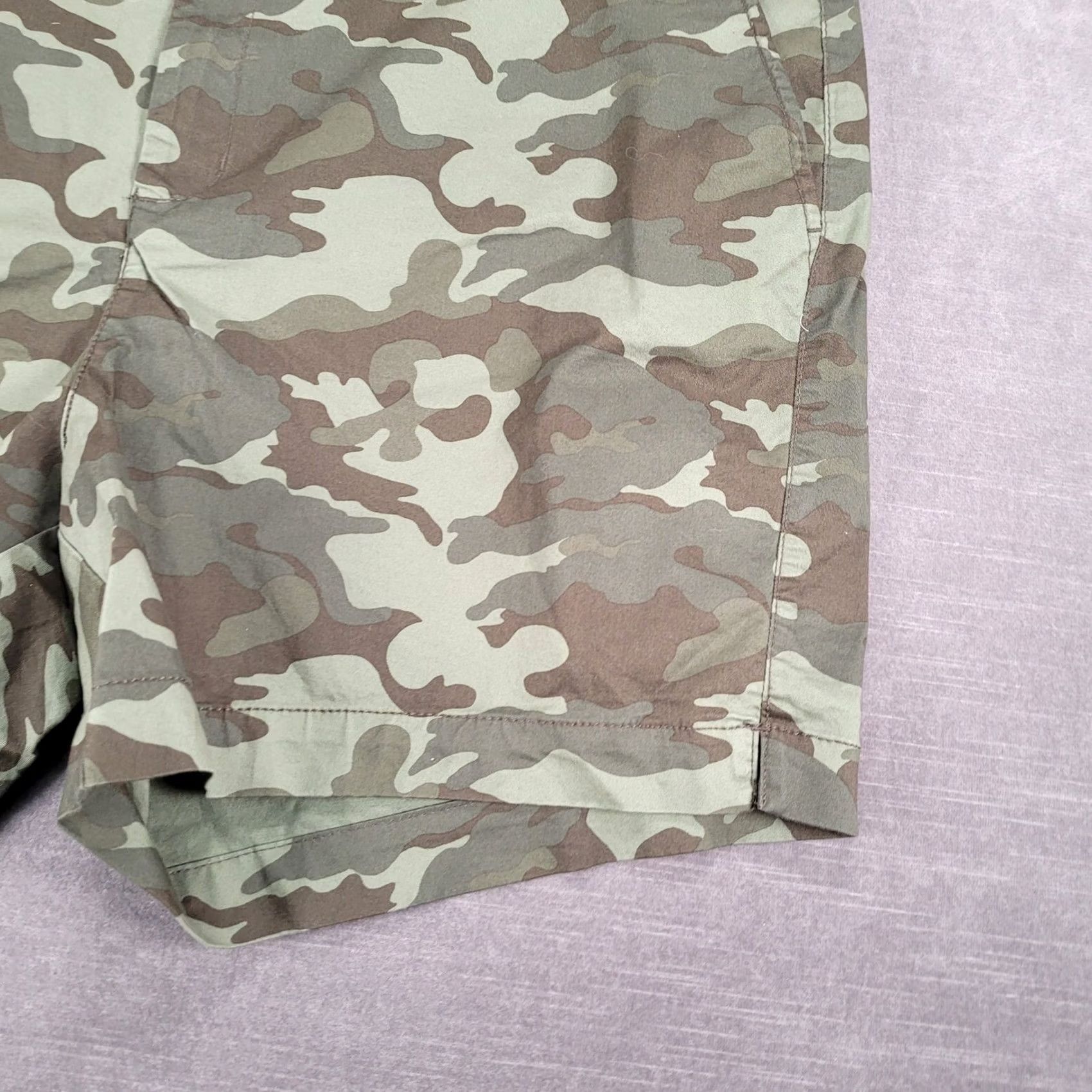 Old Navy Old Navy High Rise Camo Print Casual Shorts Size 18 Womens Size 40" / US 18 - 6 Thumbnail