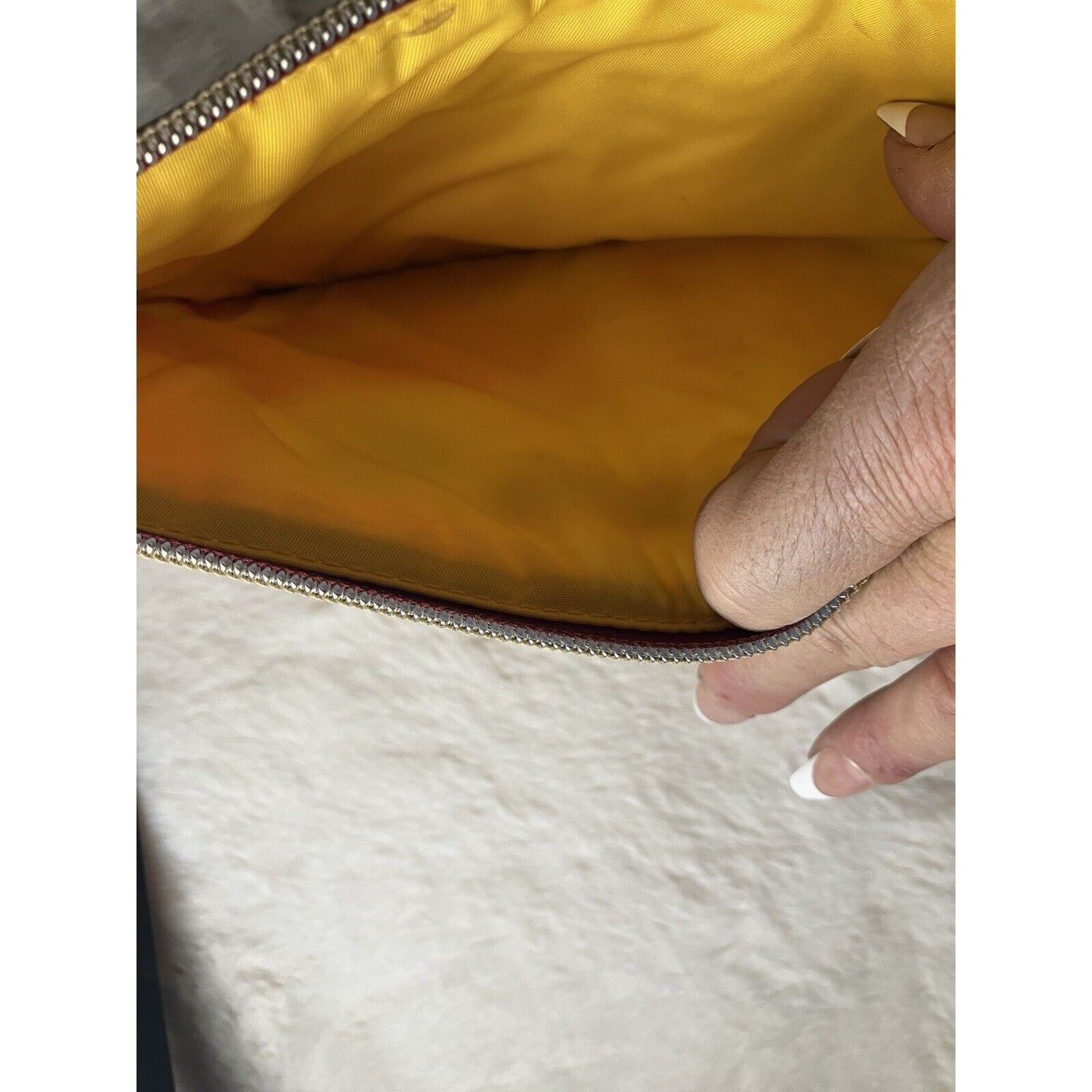 Dooney & Bourke NWOT DOONEY & BOURKE VINYL FLOWER WRISTLET CLUTCH POUCH Size ONE SIZE - 5 Thumbnail