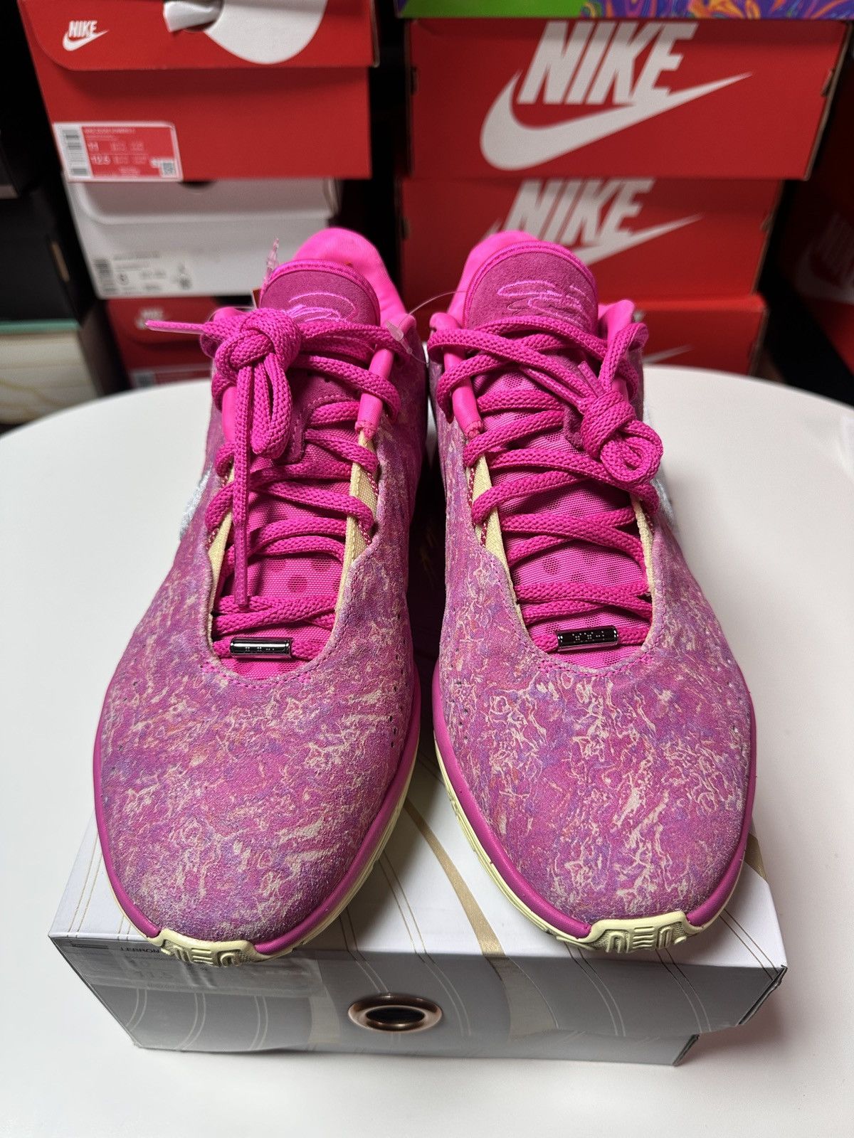 Nike New Lebron XXI The World Is Your Oyster Pin Size 10 US Men Size US 10 / EU 43 - 3 Thumbnail