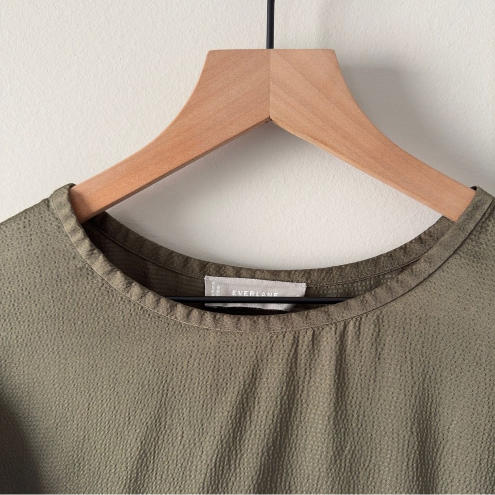 Everlane Everlane Olive Green Hammered Satin Short Sleeve Women's Top Size S / US 4 / IT 40 - 4 Thumbnail