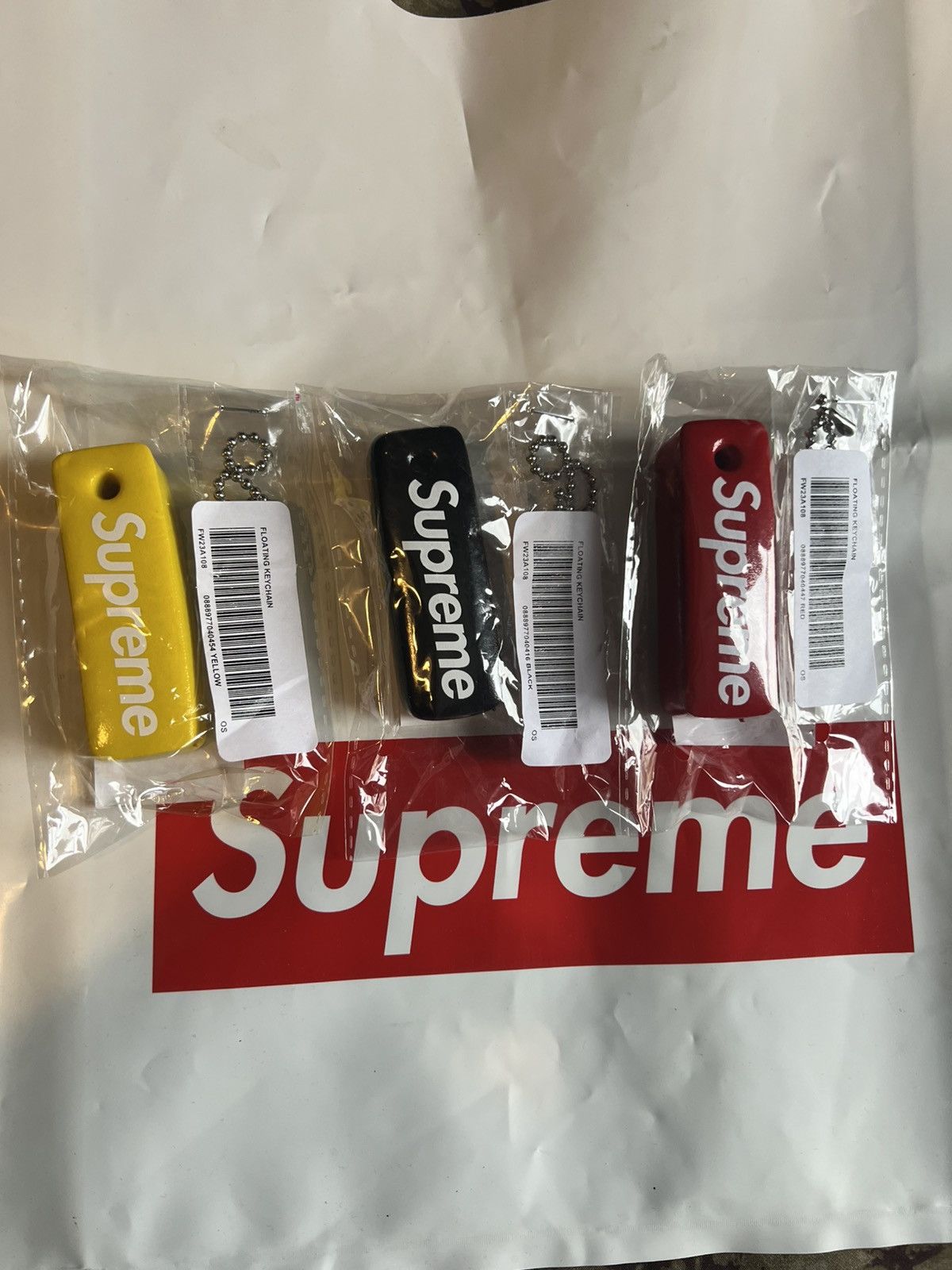 コグマ Supreme Floating Keychain 5色セット Supreme Floating Keychain (FW23) - $12