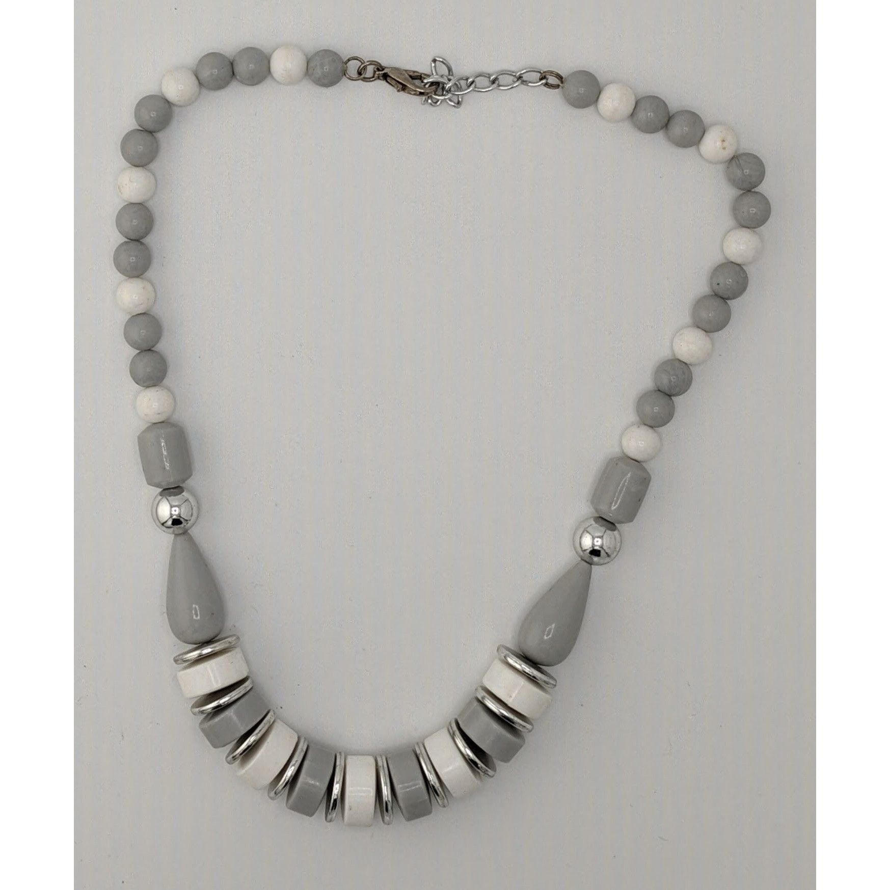Other Vintage Mod Grey White And Silver Tone Beaded Necklace Size ONE SIZE - 4 Thumbnail