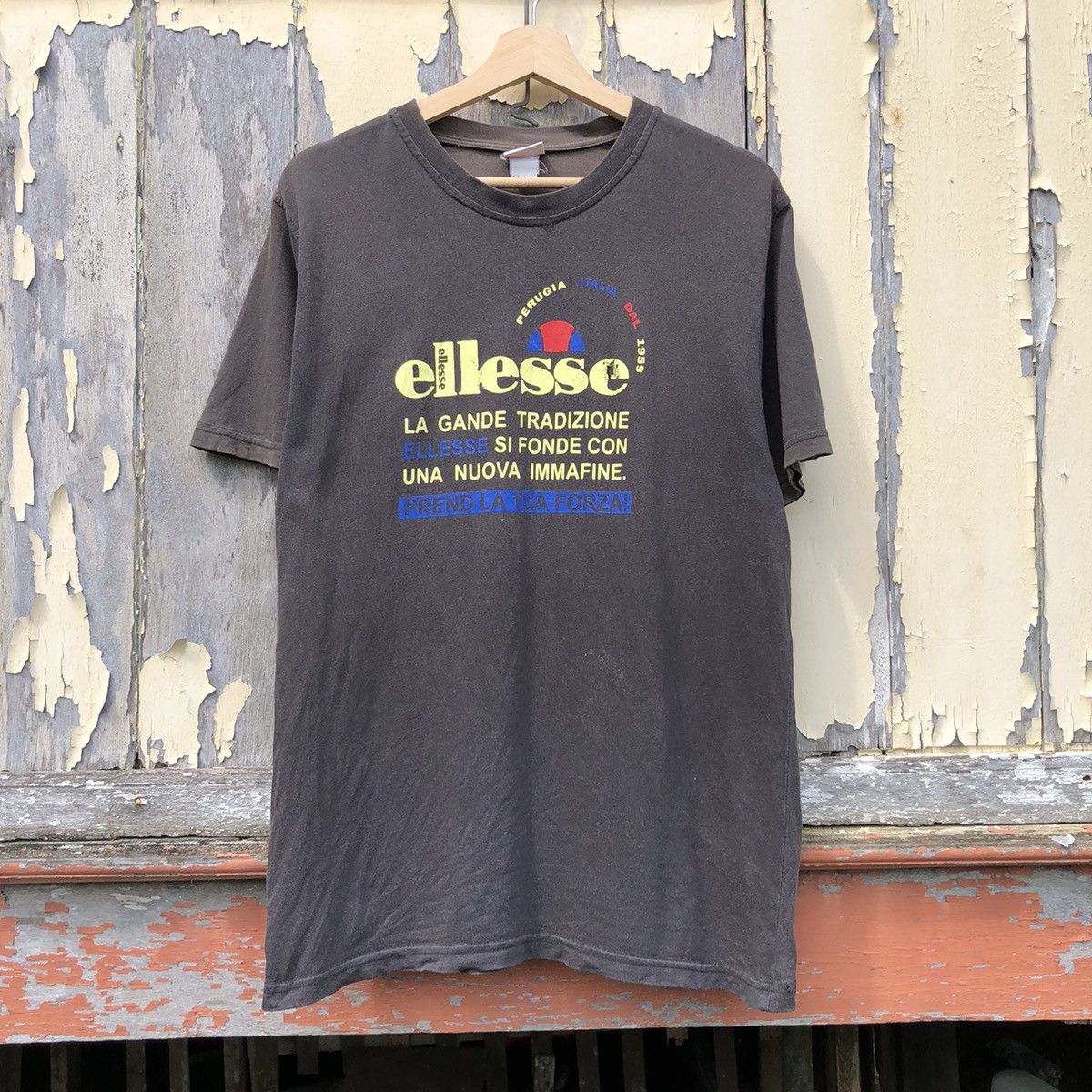Vintage Vintage 90s Thrashed Faded ellesse Tshirt Size US M / EU 48-50 / 2 - 1 Thumbnail