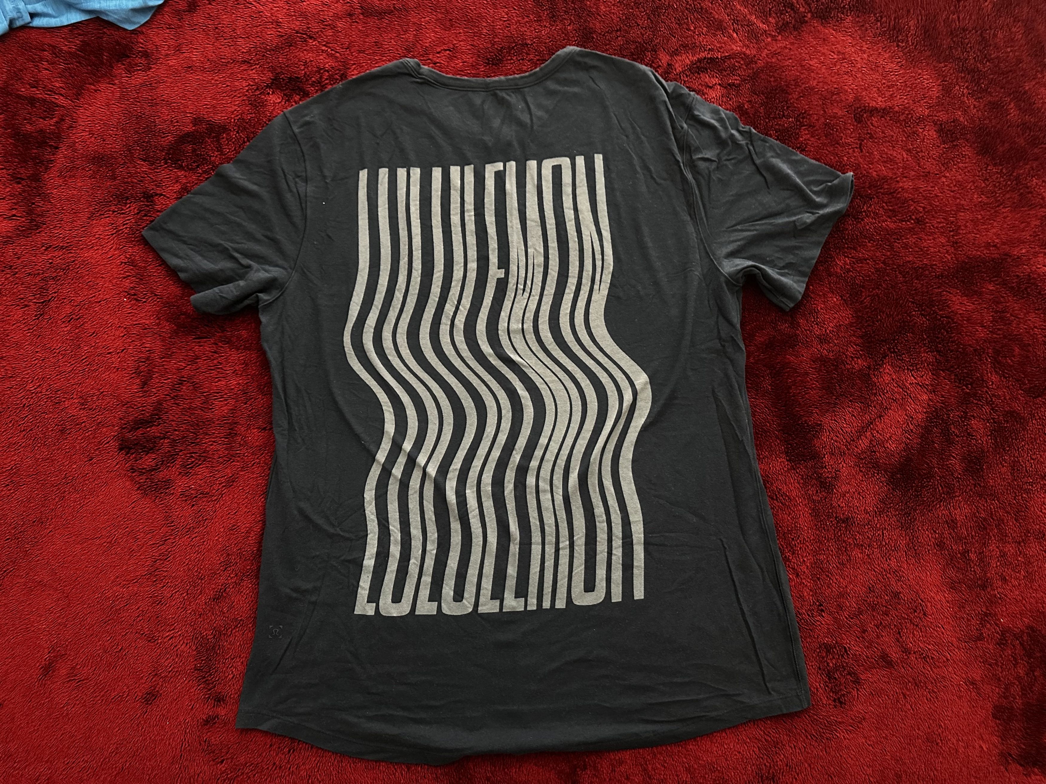 Lululemon Lululemon Mens Wavy Spell Out Graphic Crew Neck Size US XL / EU 56 / 4 - 1 Thumbnail