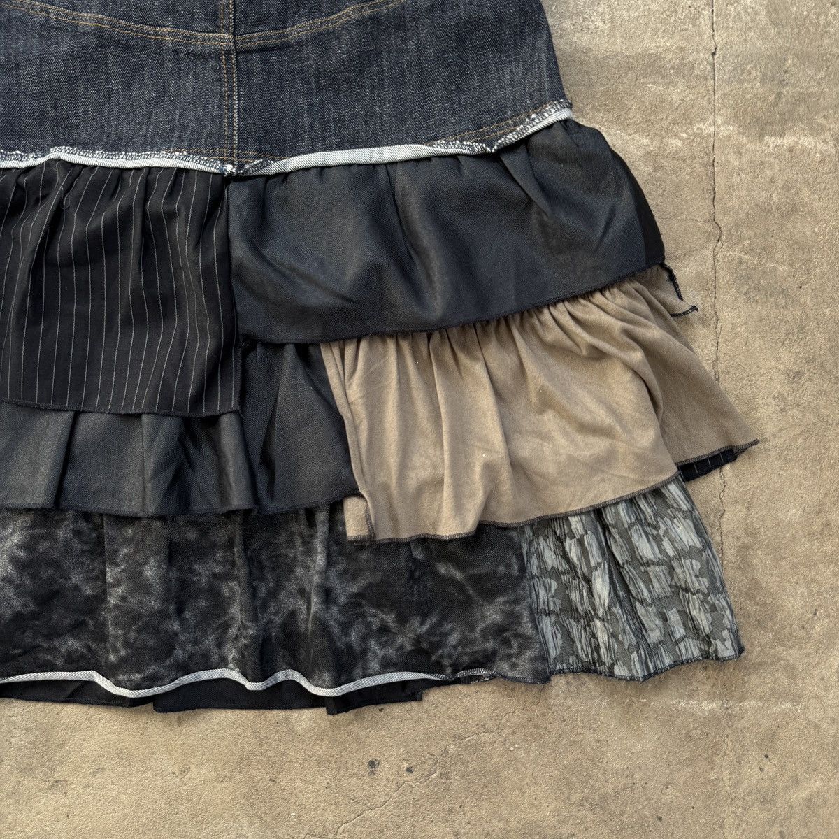 Japanese Brand Geisha Denim Unique Patchwork Midi Skirt Size 26" / US 2 / IT 38 - 6 Thumbnail