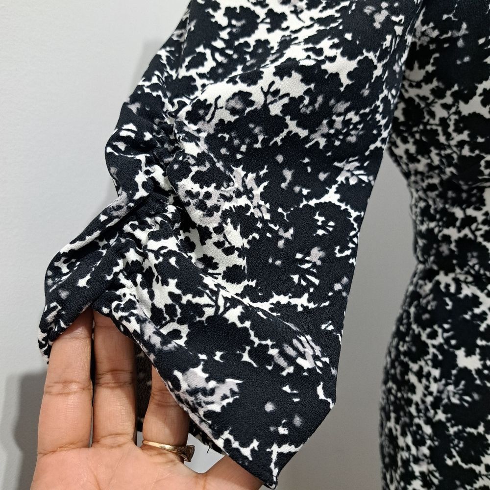 Club Monaco Club Monaco Casual Floral Wrap Dress Black/White Knee Length Size M / US 6-8 / IT 42-44 - 9 Thumbnail