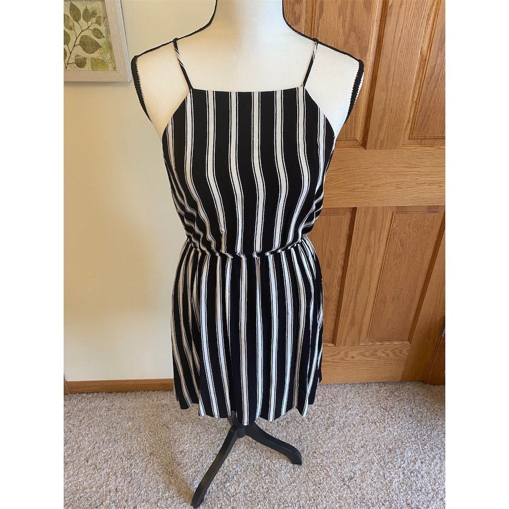 Forever 21 Forever 21 Women's Black & White Striped Mini Dress M Sleev Size M / US 6-8 / IT 42-44 - 2 Thumbnail