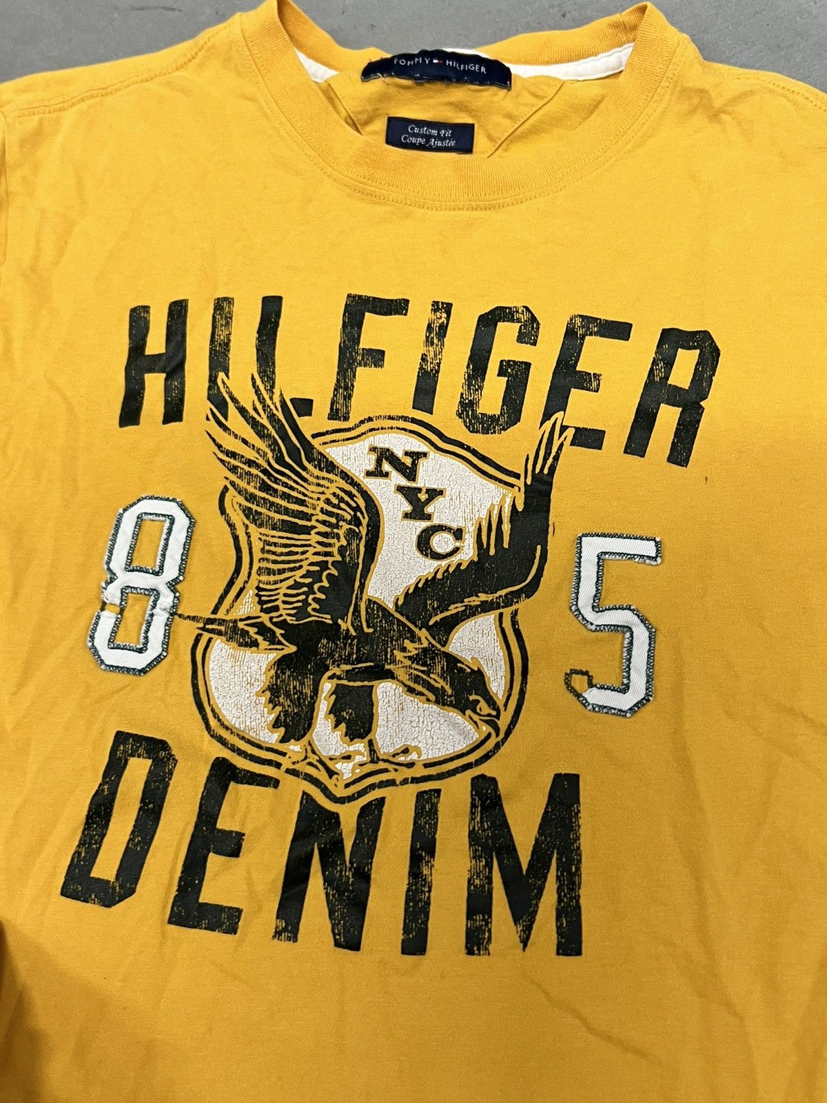 Tommy Hilfiger Vintage NYC Hilfiger Denim Graphic Tee Size US S / EU 44-46 / 1 - 2 Thumbnail