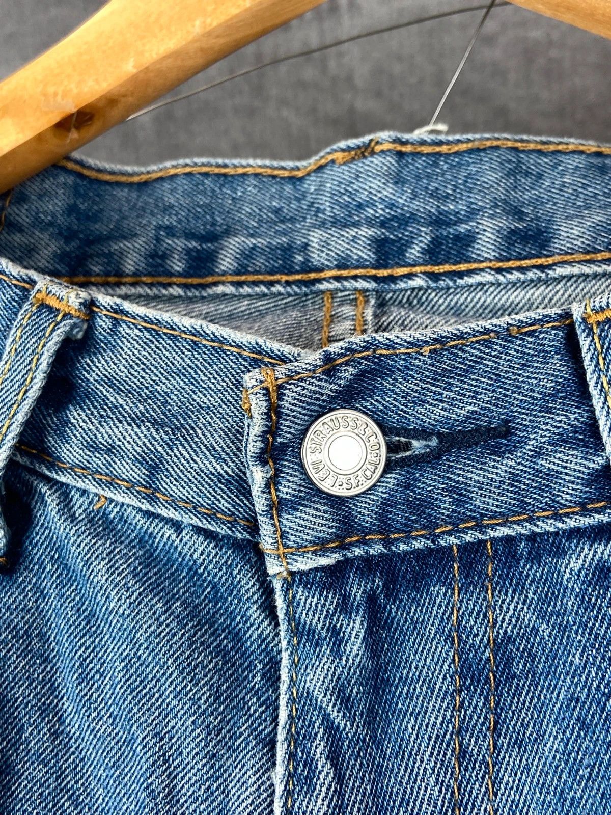 Levi's Levi’s Blue Denim Jeans W30 L32 Vintage Straight Fit Size US 32 / EU 48 - 3 Thumbnail