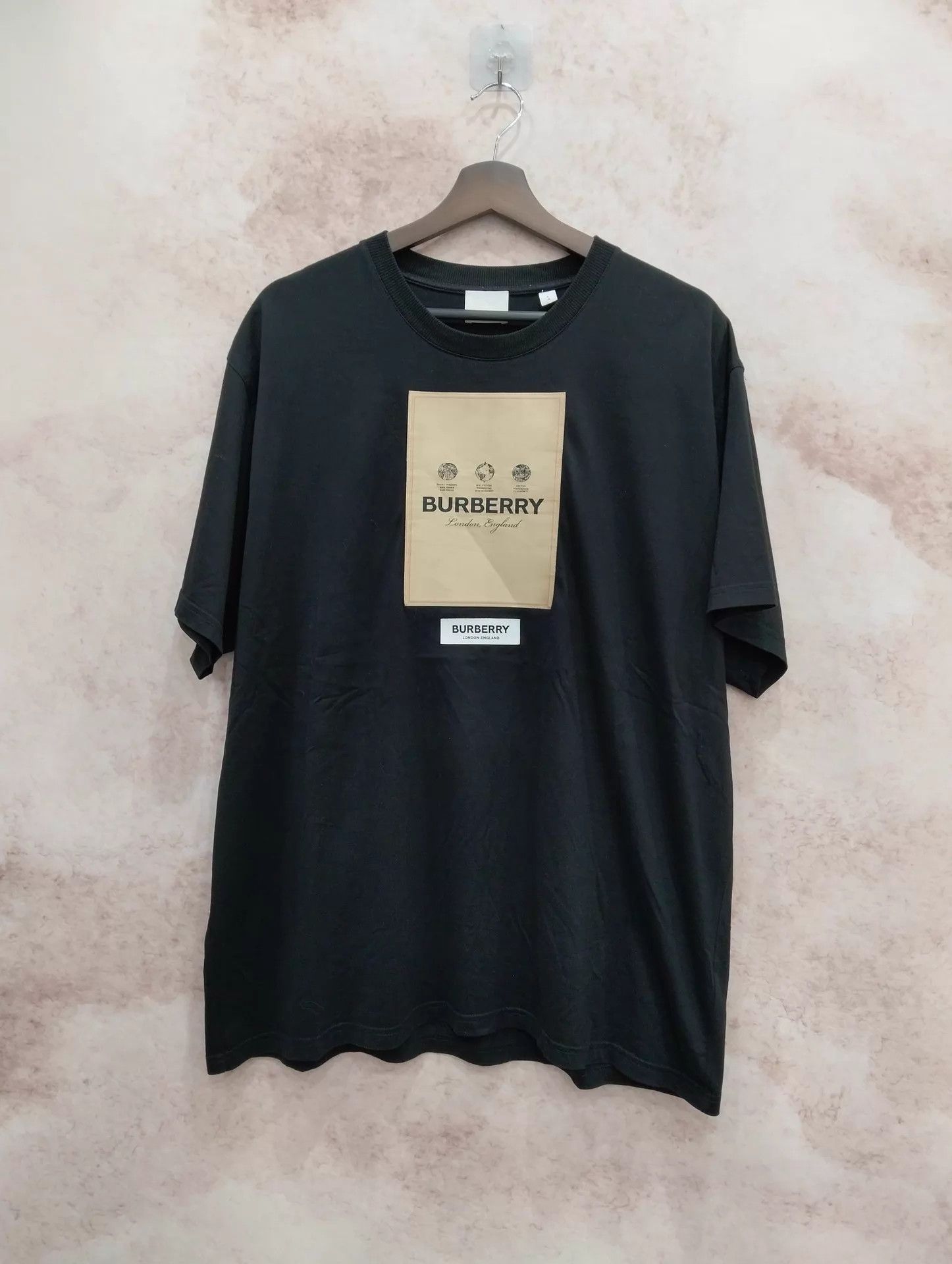 Burberry Burberry Label Patch Black Short Sleeve Tee L 95N Size US L / EU 52-54 / 3 - 1 Thumbnail