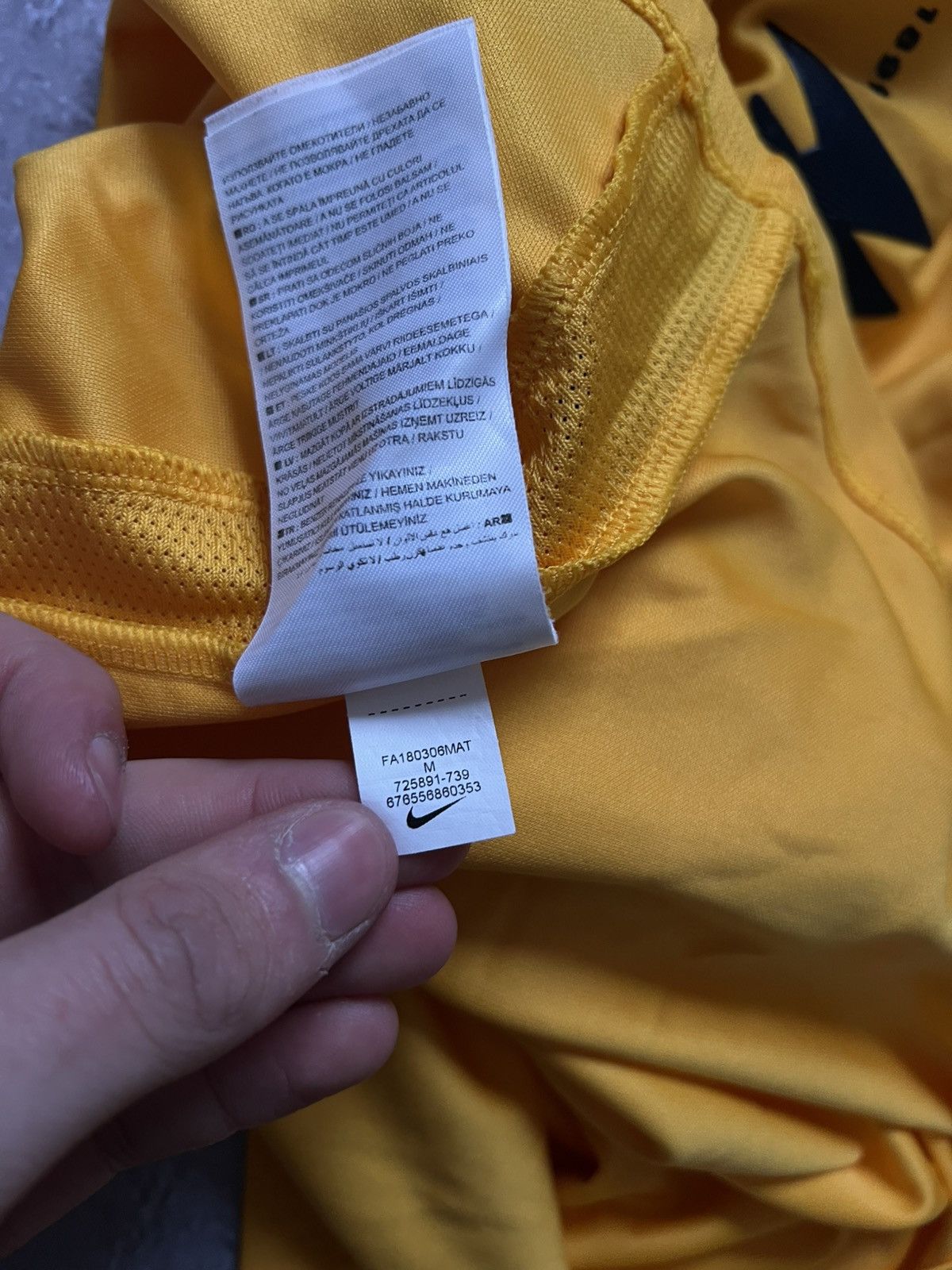 Nike Torquay United 2019-20 Nike t-shirt football jersey sz M #8 Size US M / EU 48-50 / 2 - 11 Thumbnail