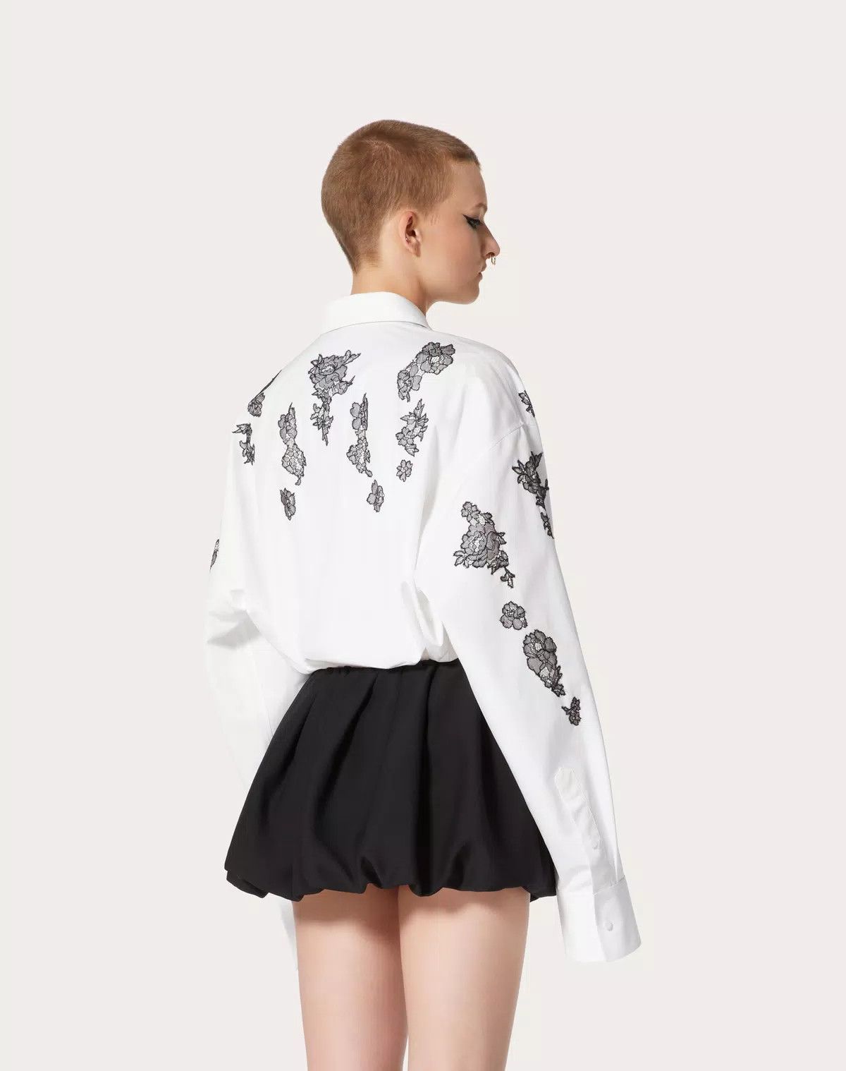 Valentino o1s1wg110625 Embroidered Compact Popeline Shirt in White Size M / US 6-8 / IT 42-44 - 5 Thumbnail