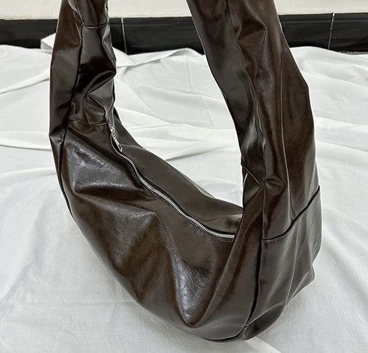 Japanese Brand Avant garde retro oversized shiny faux leather hobo bag Size ONE SIZE - 5 Thumbnail