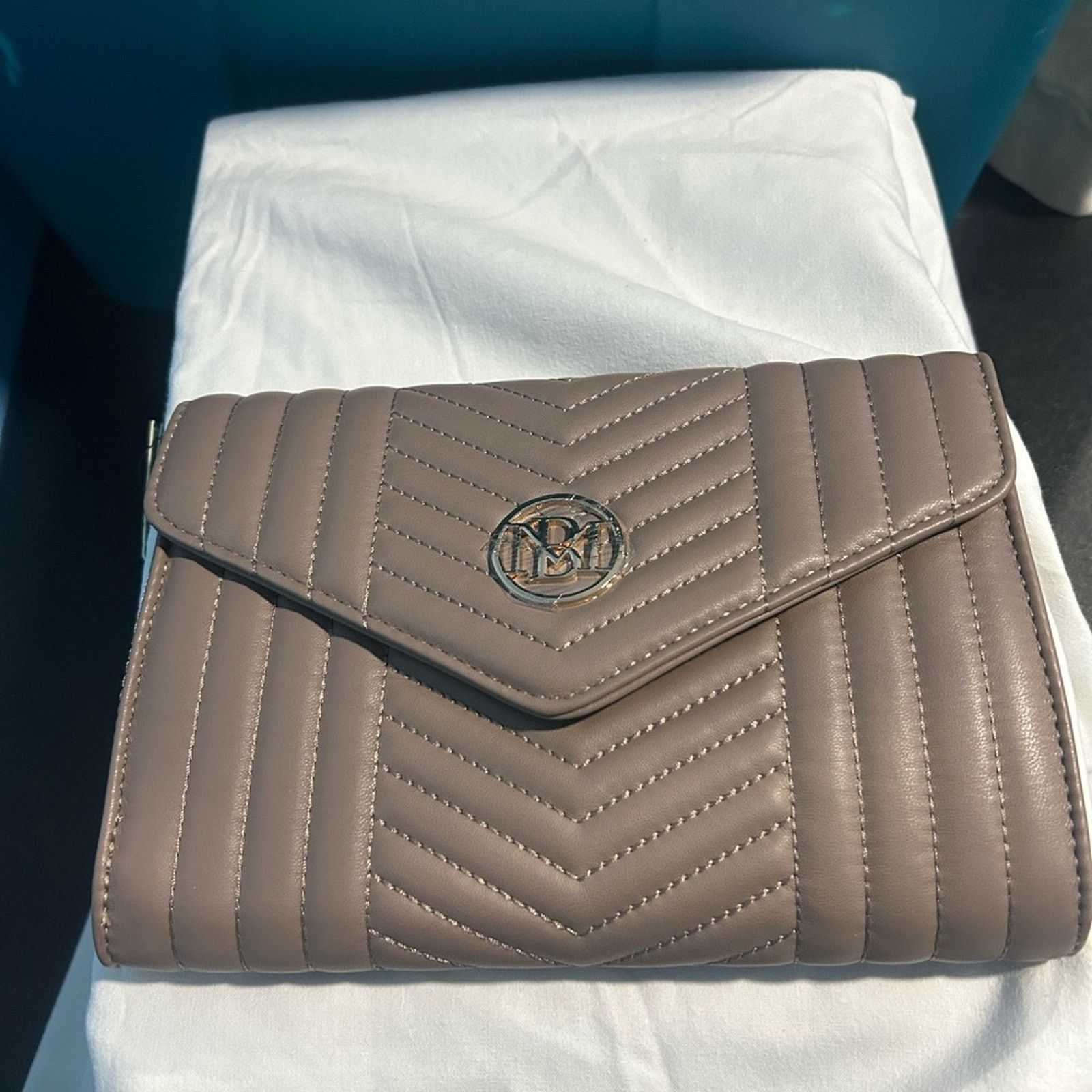 Badgley Mischka Badgley Mischka V Quilted Crossbody Chain Clutch Taupe NWT Size ONE SIZE - 1 Thumbnail