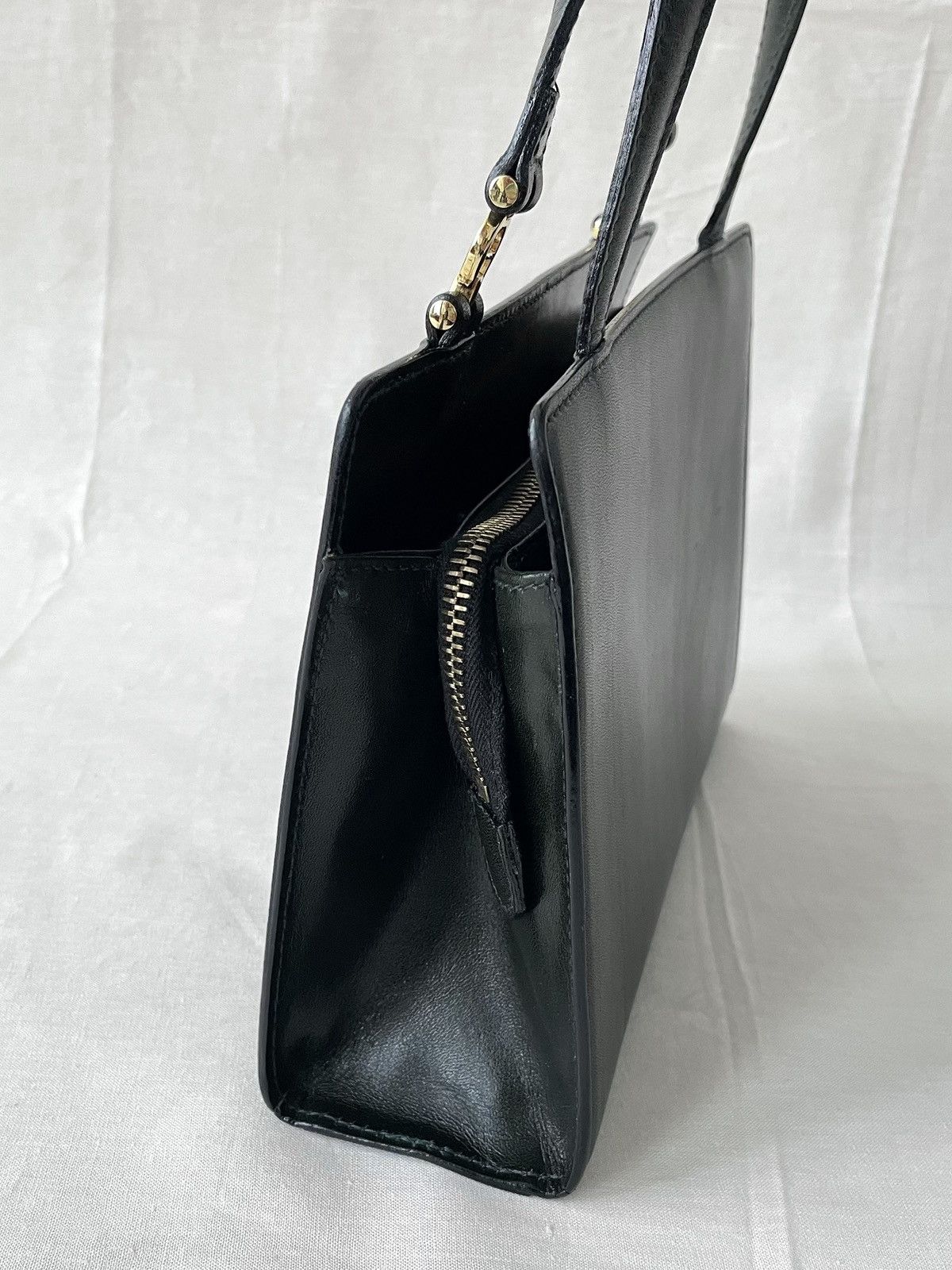 Etienne Aigner Vintage Aigner Black Leather Small Handbag Size ONE SIZE - 7 Thumbnail