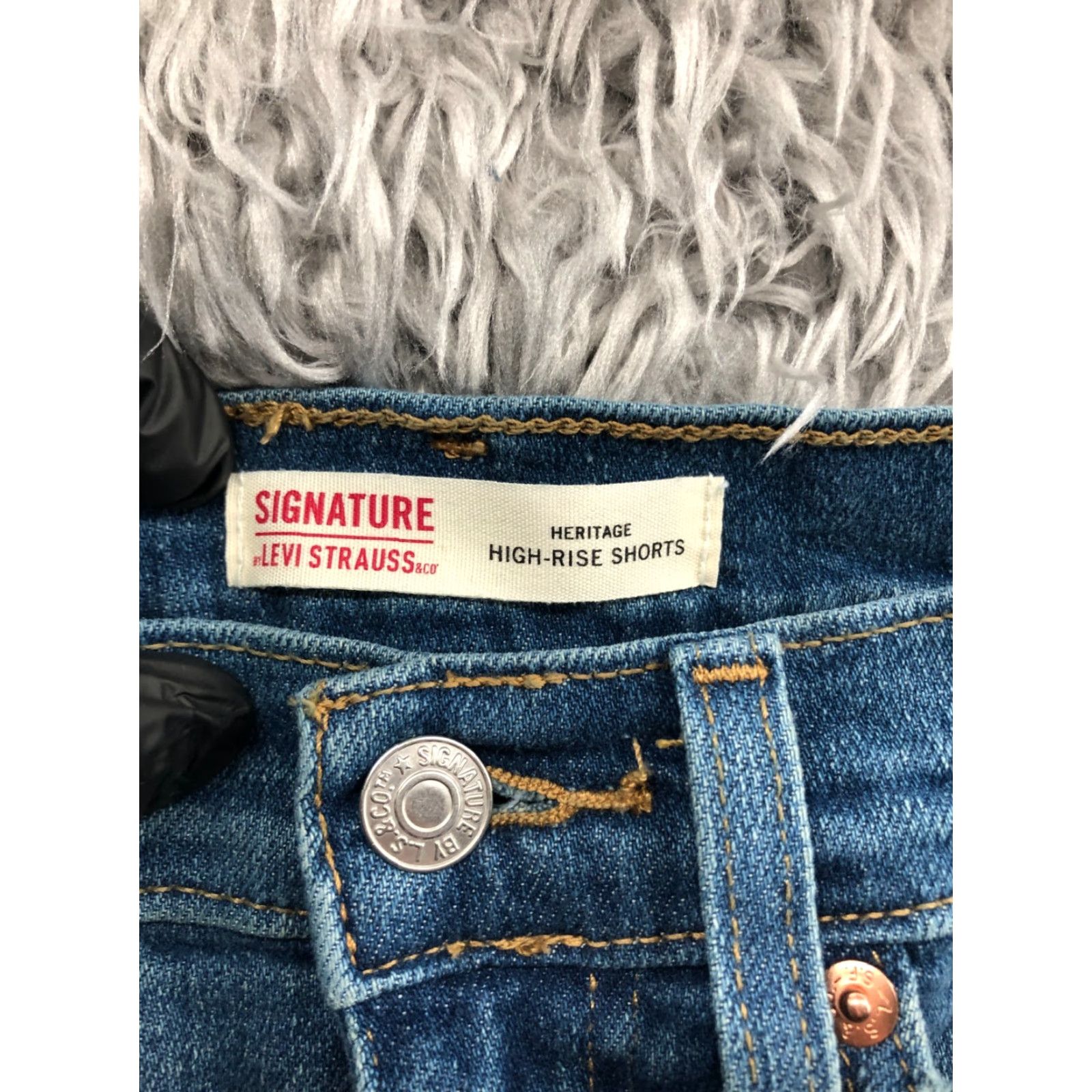 Levi's VINTAGE Levi's Hi-Rise Shorts Womens Size 4 Medium Wash Blue Raw Hem Size 27" / US 4 / IT 40 - 6 Thumbnail